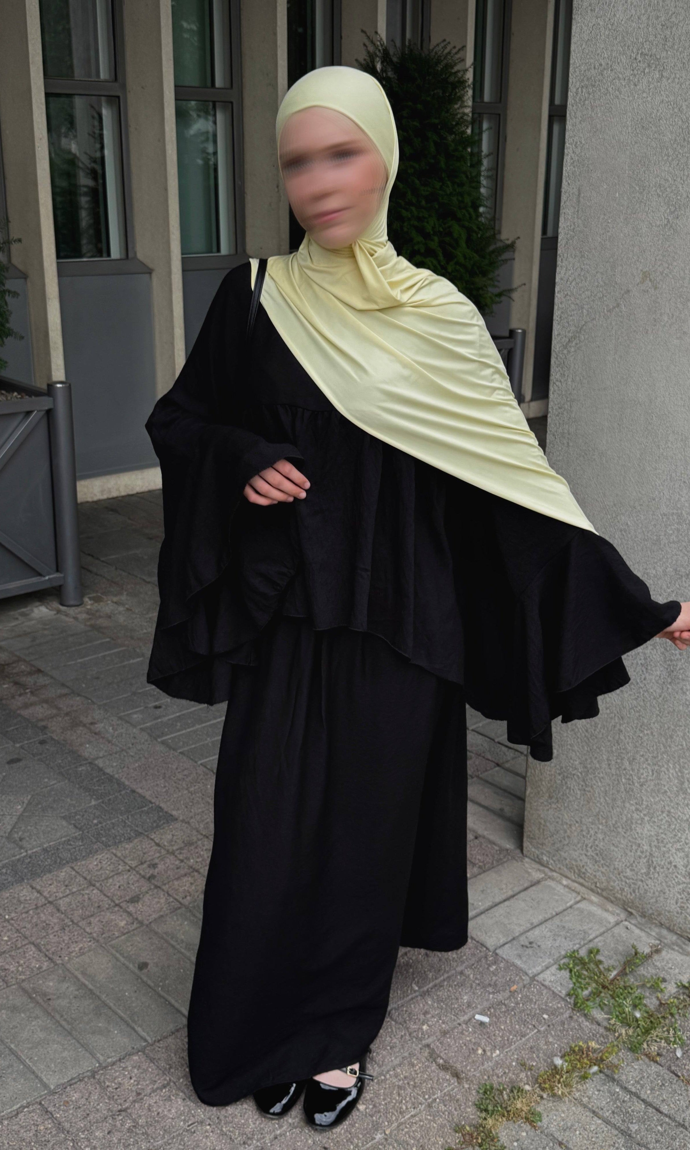 zweiteiler in schwarz mit weit schwingendem oberteil und fledermausärmeln, maxirock, frontansicht