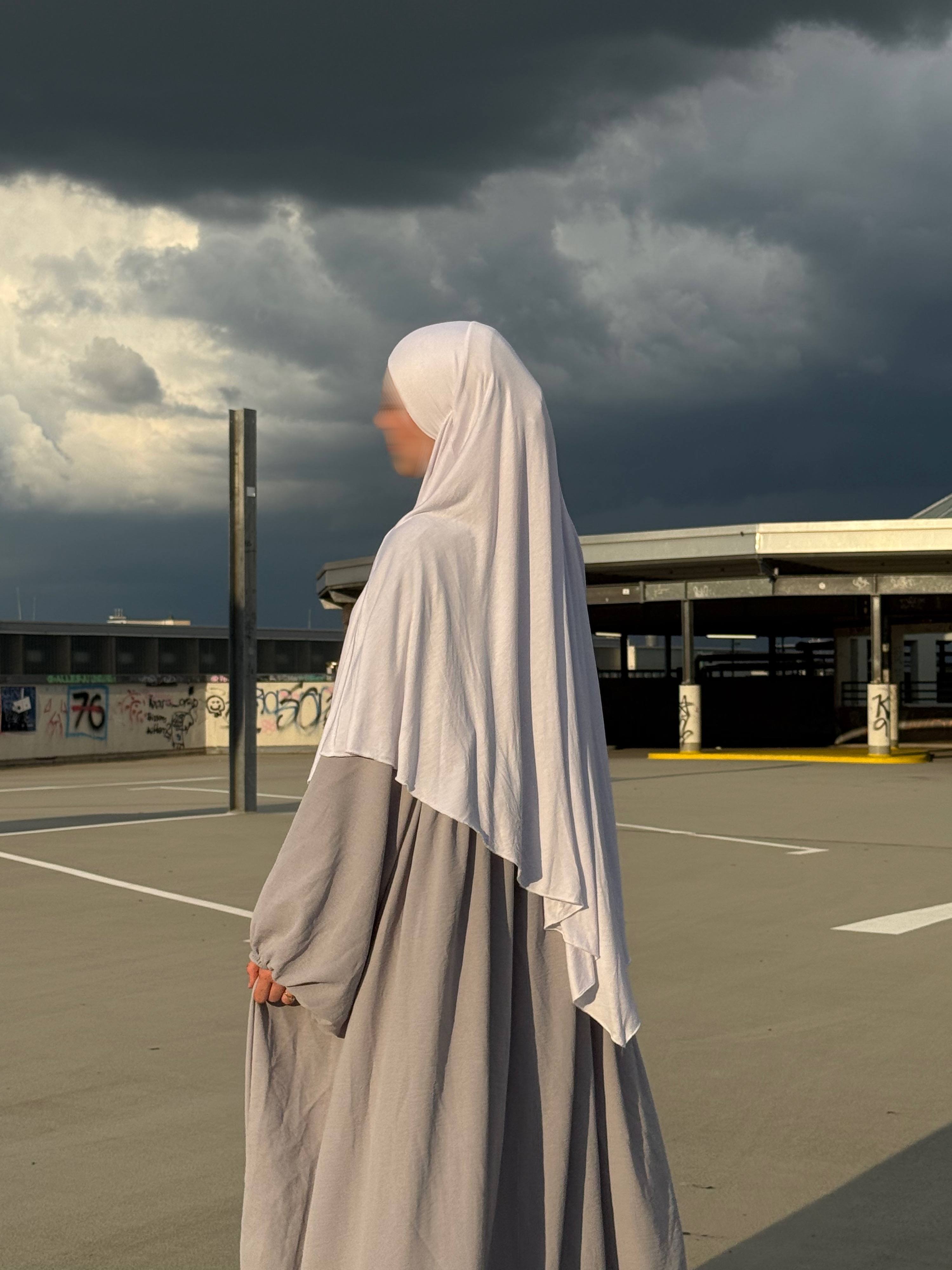 Jersey-Khimar in hellbeige aus 95% Viskose/5% Elastan, seitliche Ansicht mit deutlich fallendem Rückenteil.