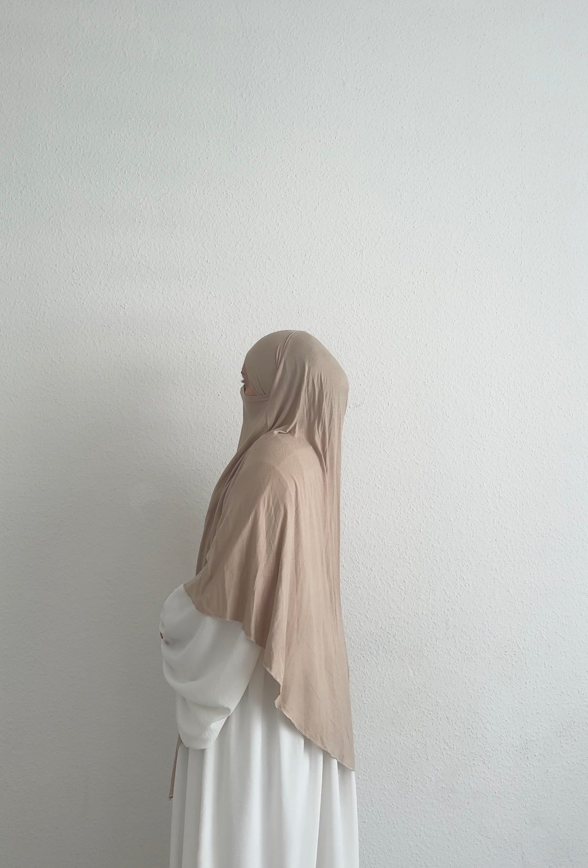 jersey khimar beige aus viskose-jersey, mittlere länge mit verlängertem rücksaum, seitliche ansicht