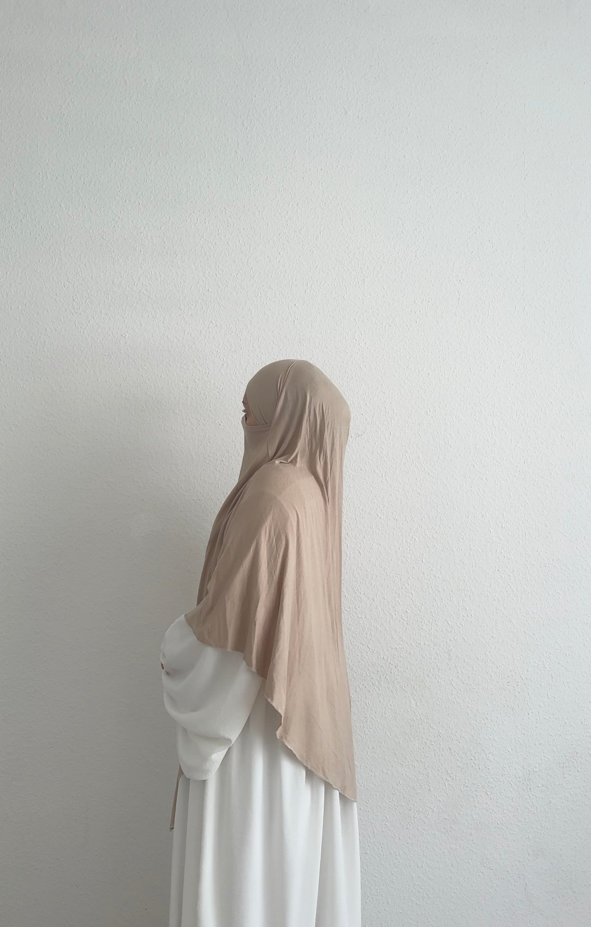 jersey khimar beige aus viskose-jersey, mittlere länge mit verlängertem rücksaum, seitliche ansicht