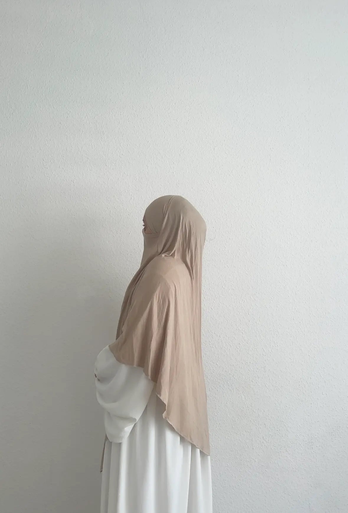 jersey khimar beige aus viskose-jersey, mittlere länge mit verlängertem rücksaum, seitliche ansicht