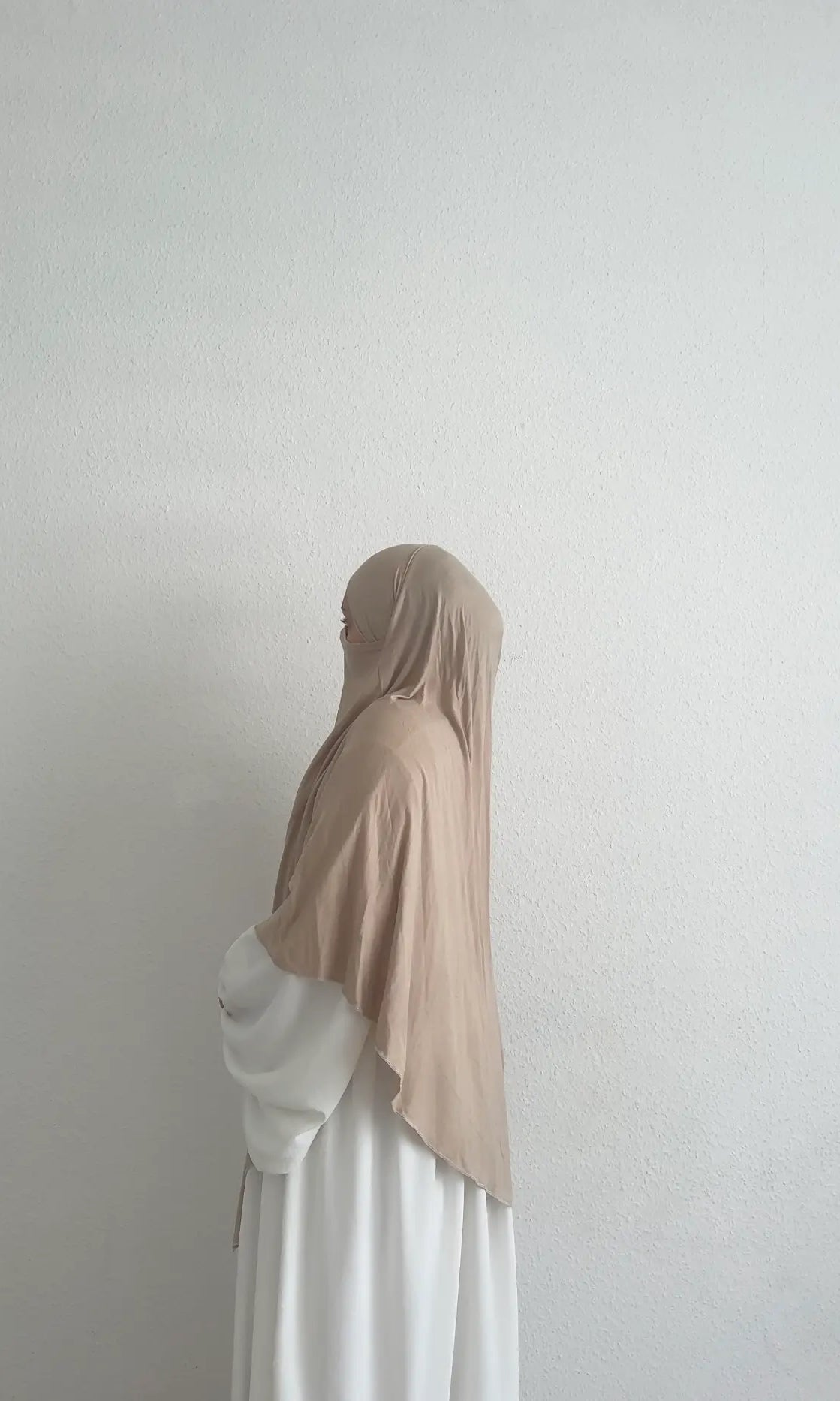 jersey khimar beige aus viskose-jersey, mittlere länge mit verlängertem rücksaum, seitliche ansicht