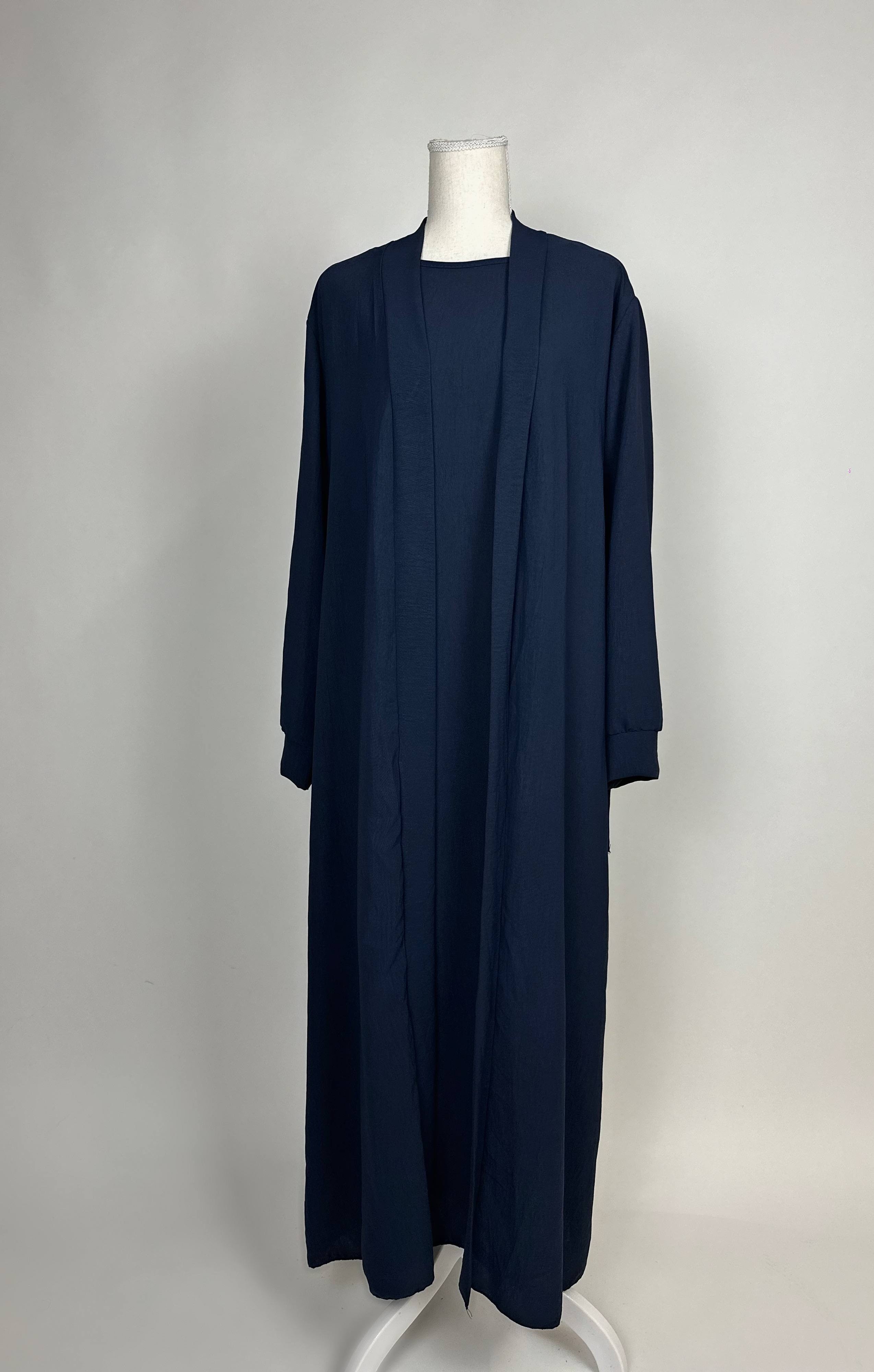 offene abaya dunkelblau aus jazzstoff, lange ärmel, mit bindegürtel und unterkleid, frontansicht