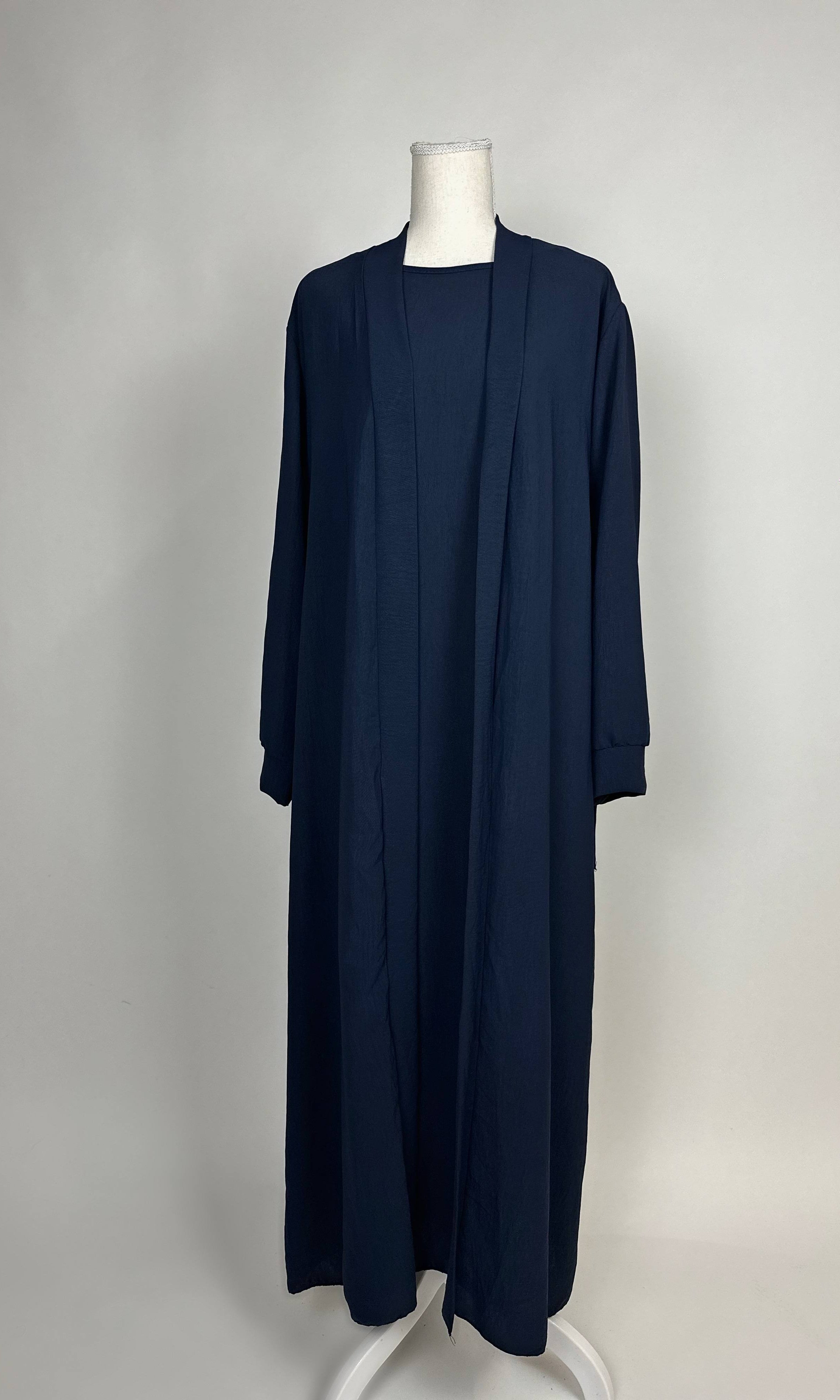 offene abaya dunkelblau aus jazzstoff, lange ärmel, mit bindegürtel und unterkleid, frontansicht