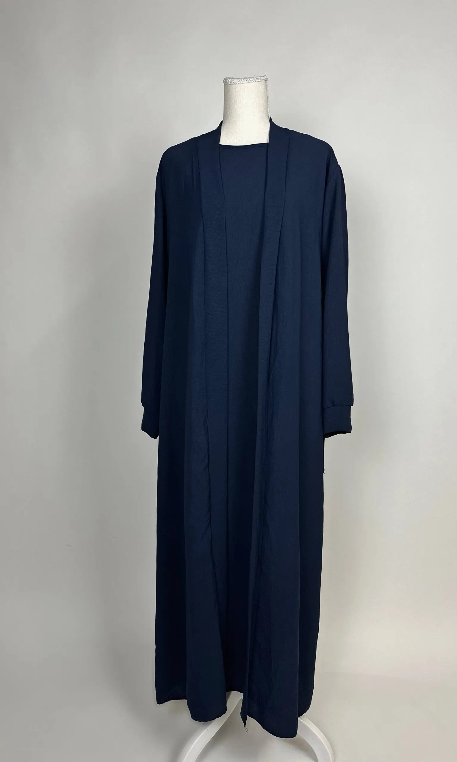 offene abaya dunkelblau aus jazzstoff, lange ärmel, mit bindegürtel und unterkleid, frontansicht