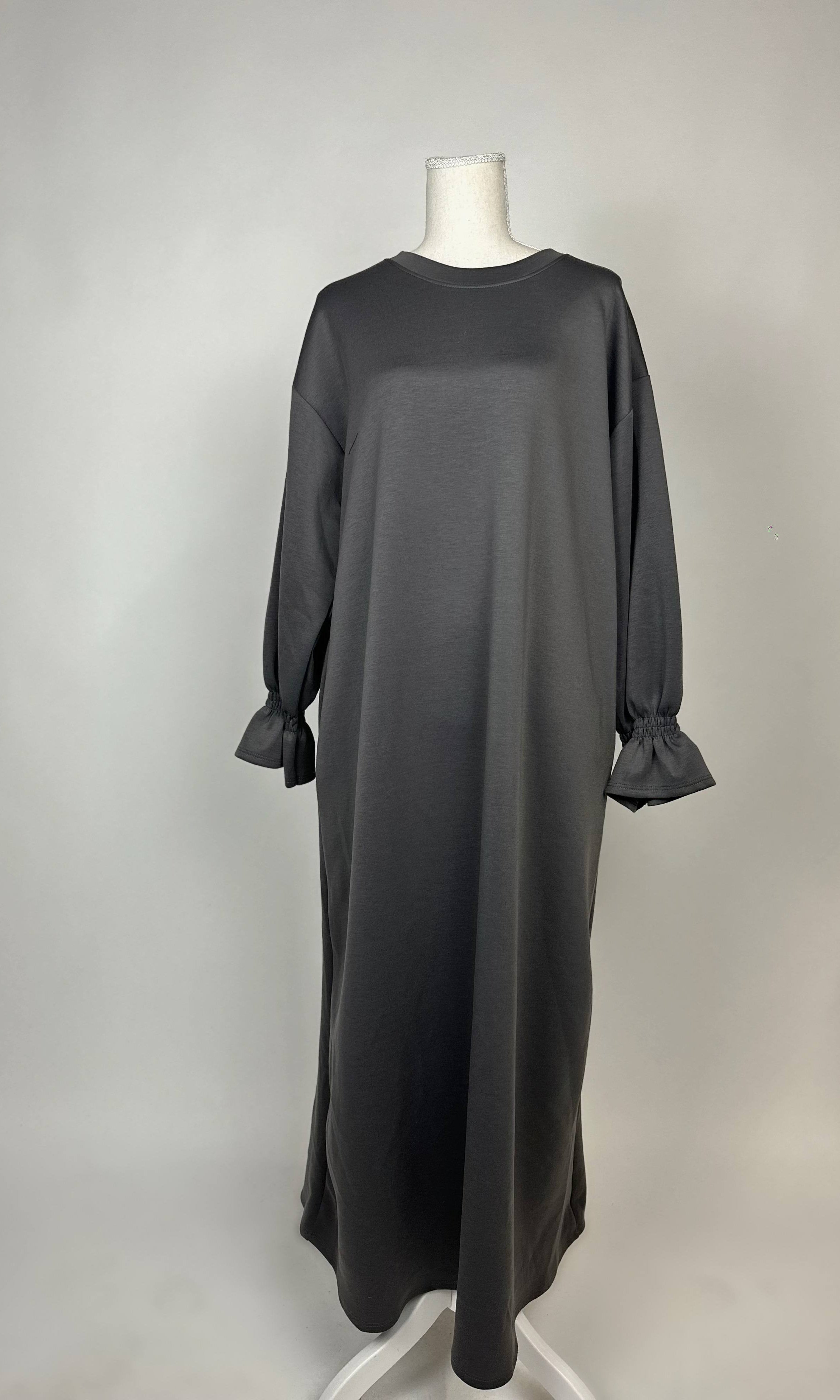 rüschen-abaya aus viskosemix mit integrierten taschen, frontansicht