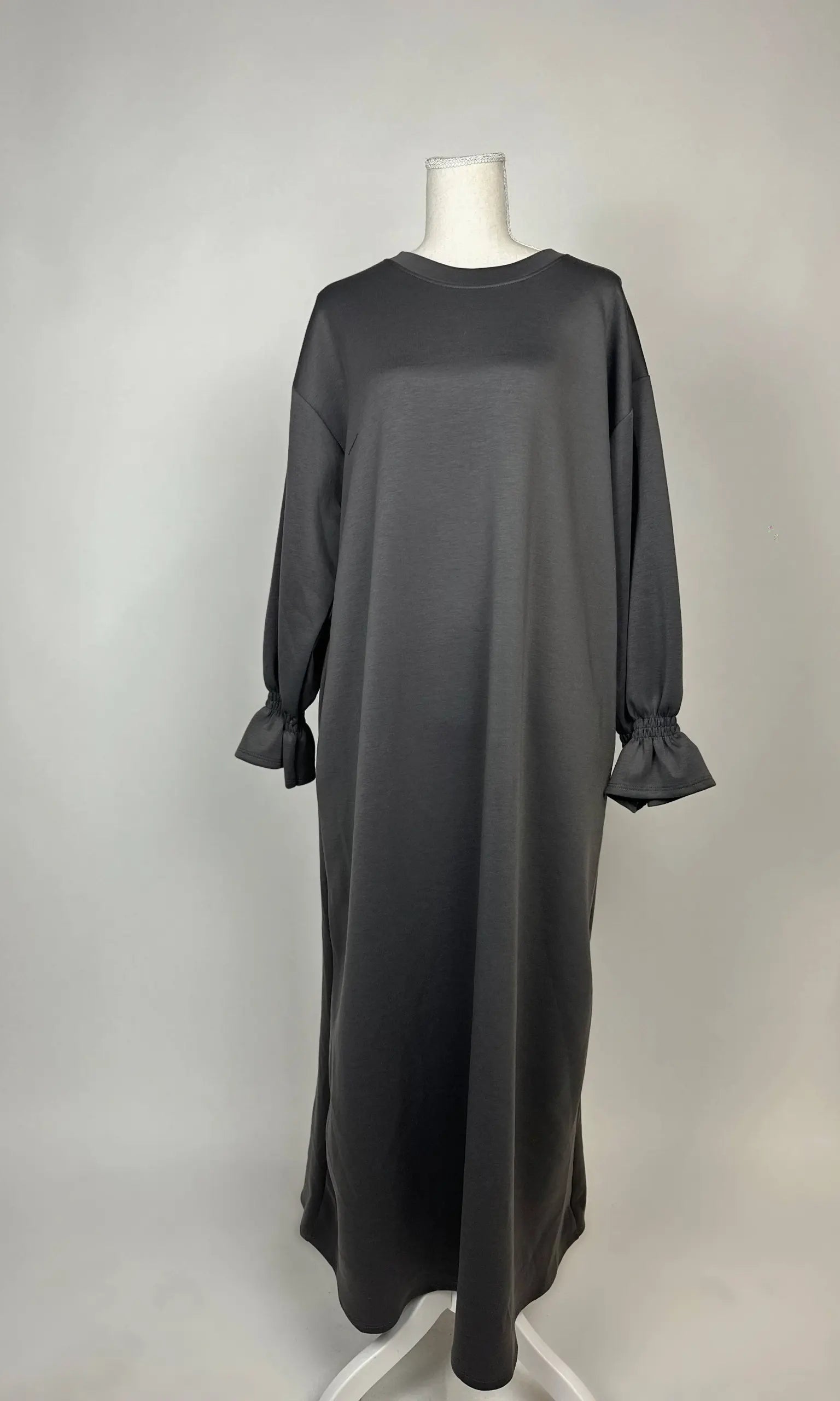 rüschen-abaya aus viskosemix mit integrierten taschen, frontansicht