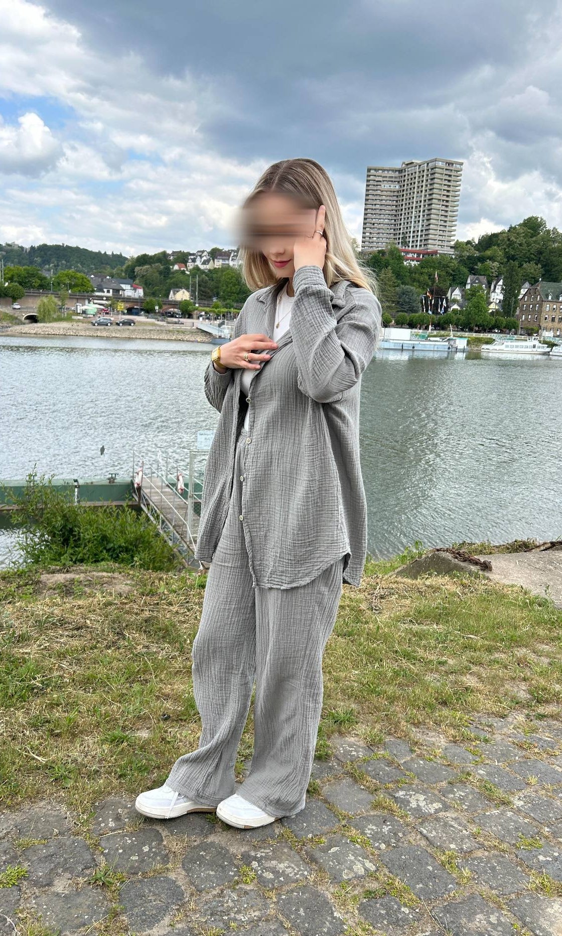 Grauer Musselin-Zweiteiler aus Baumwolle, locker geschnitten mit weiter Hose und Knopfleistenhemd, Vorderansicht