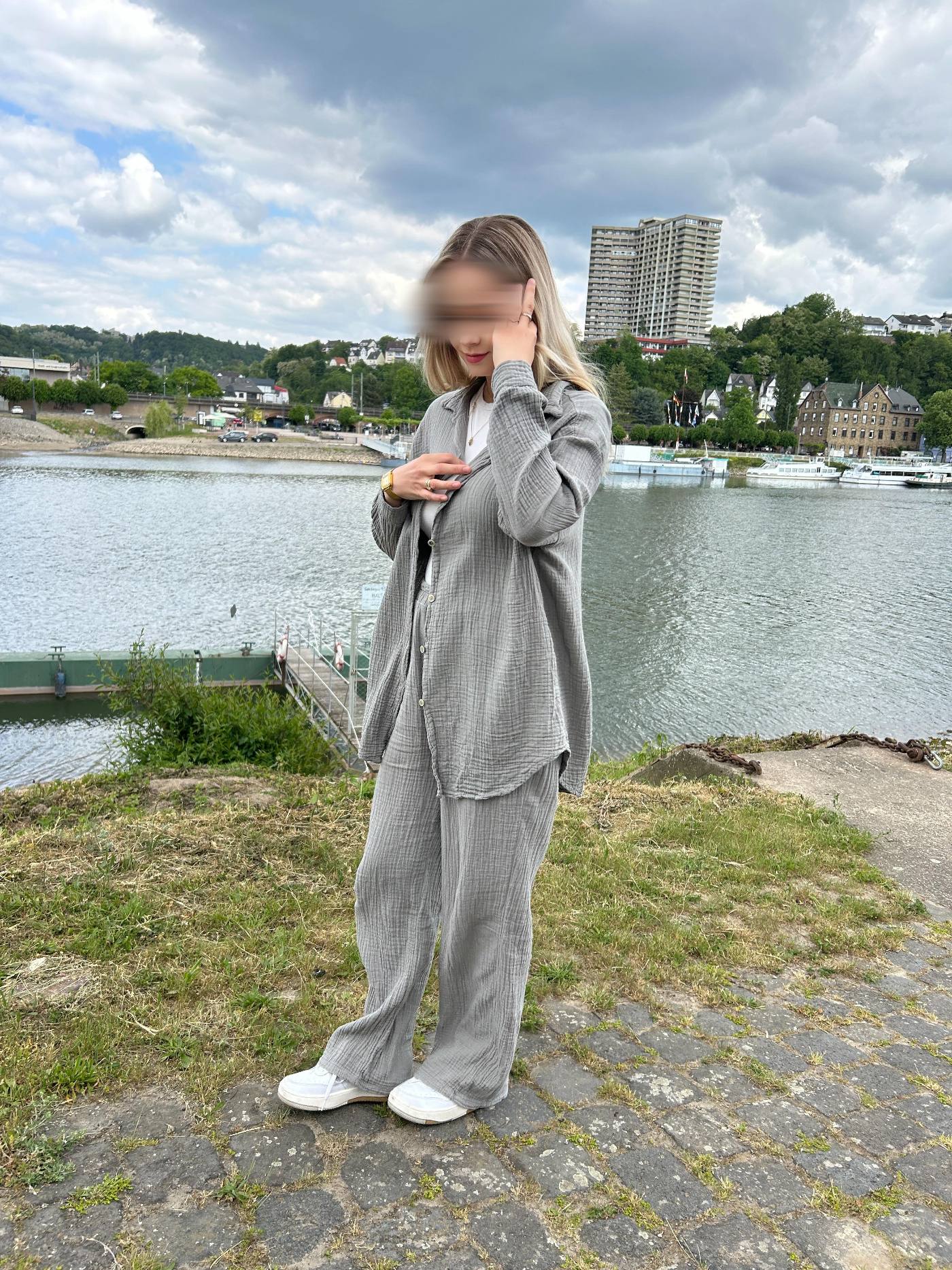 Grauer Musselin-Zweiteiler aus Baumwolle, locker geschnitten mit weiter Hose und Knopfleistenhemd, Vorderansicht