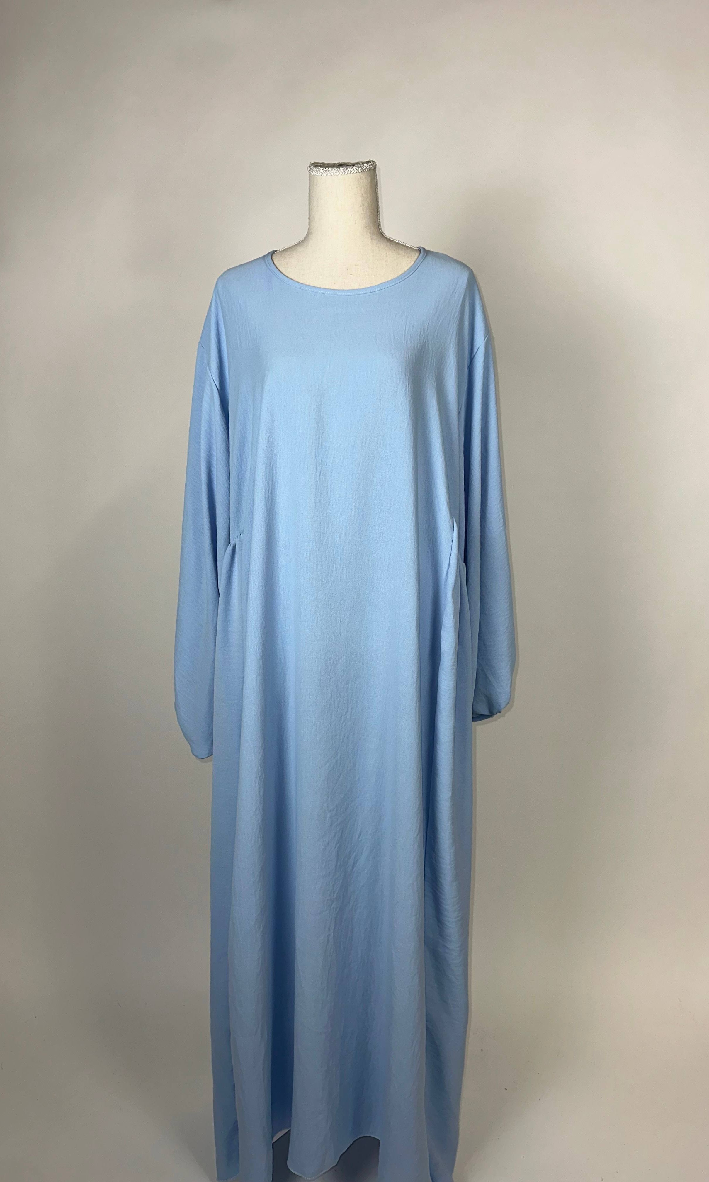 abaya hellblau aus jazz-stoff, weit geschnitten mit rundhals, langen ärmeln, bodenlang, frontansicht
