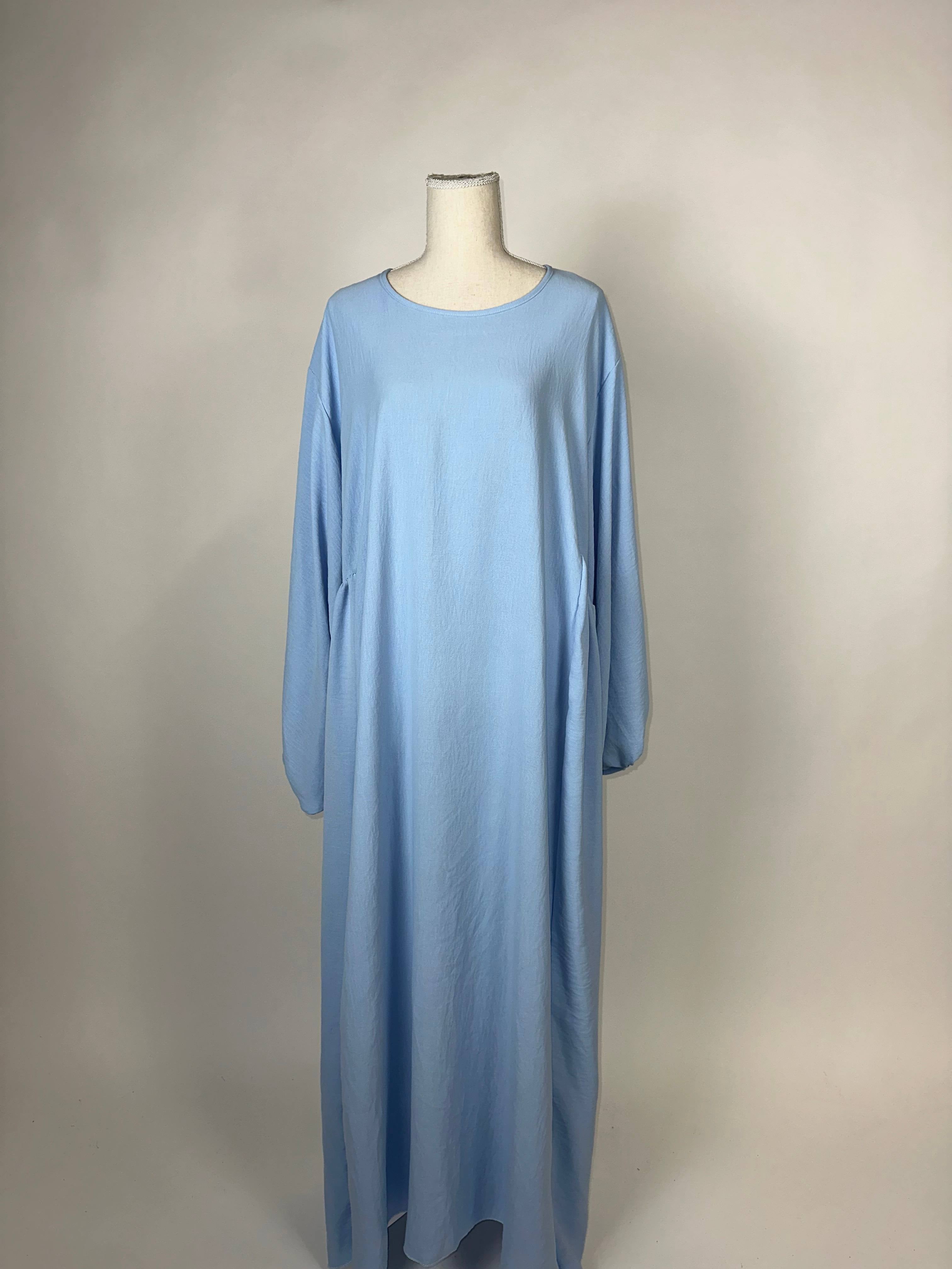 abaya hellblau aus jazz-stoff, weit geschnitten mit rundhals, langen ärmeln, bodenlang, frontansicht