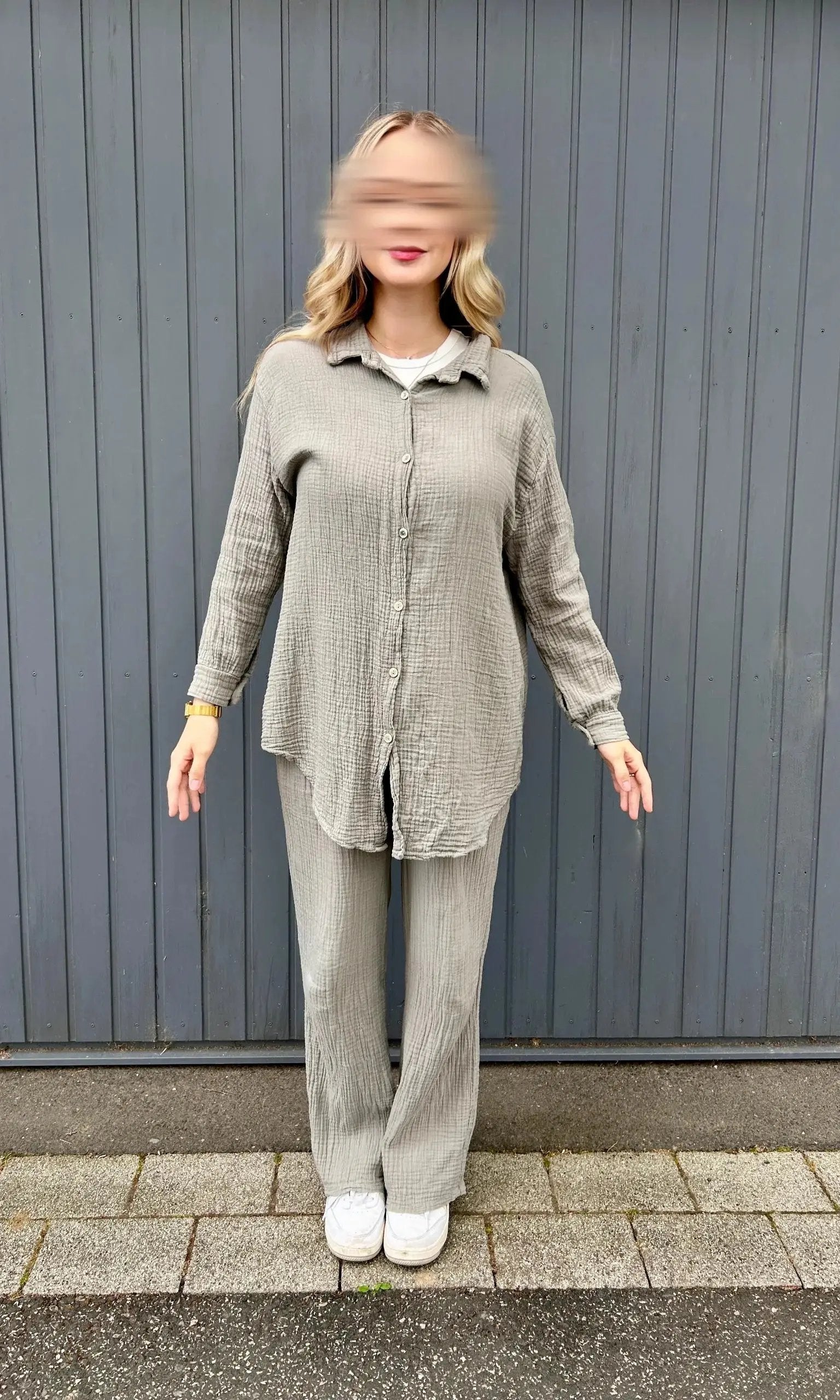 Zu sehen ist ein grauer Musselin-Zweiteiler aus 100% Baumwolle mit langer Hemdbluse und weiter Hose, Vorderansicht