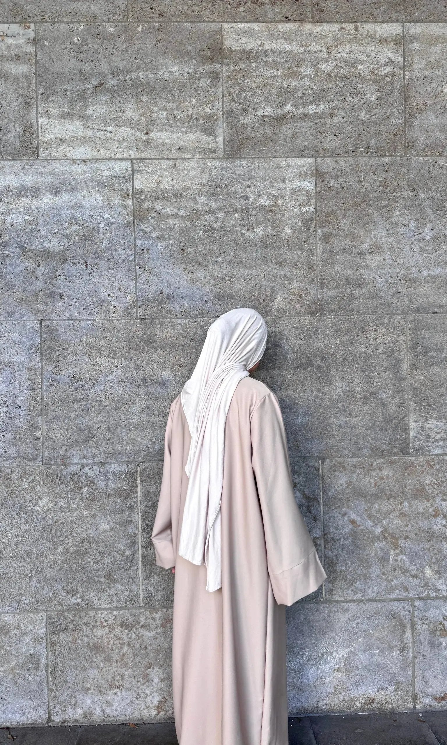 abaya in beige aus polyester, oversized mit weiten Ärmeln, bodenlang – rückansicht