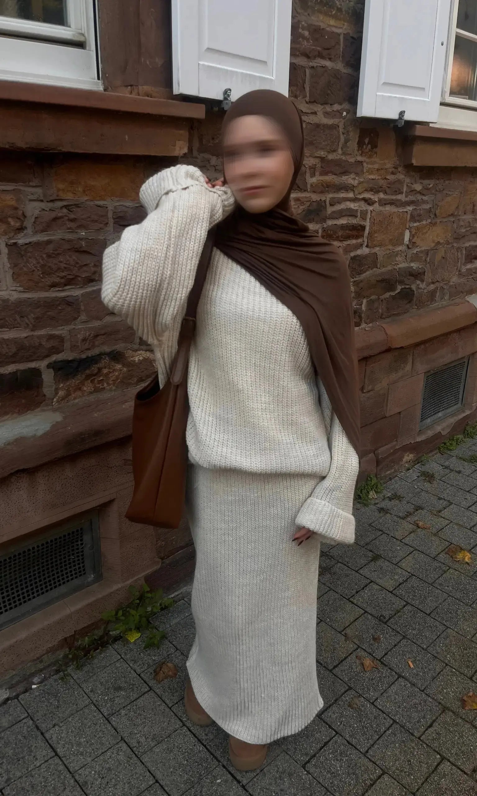 Zweiteiler aus Acryl mit Maxirock (110 cm) und Oberteil (80 cm)