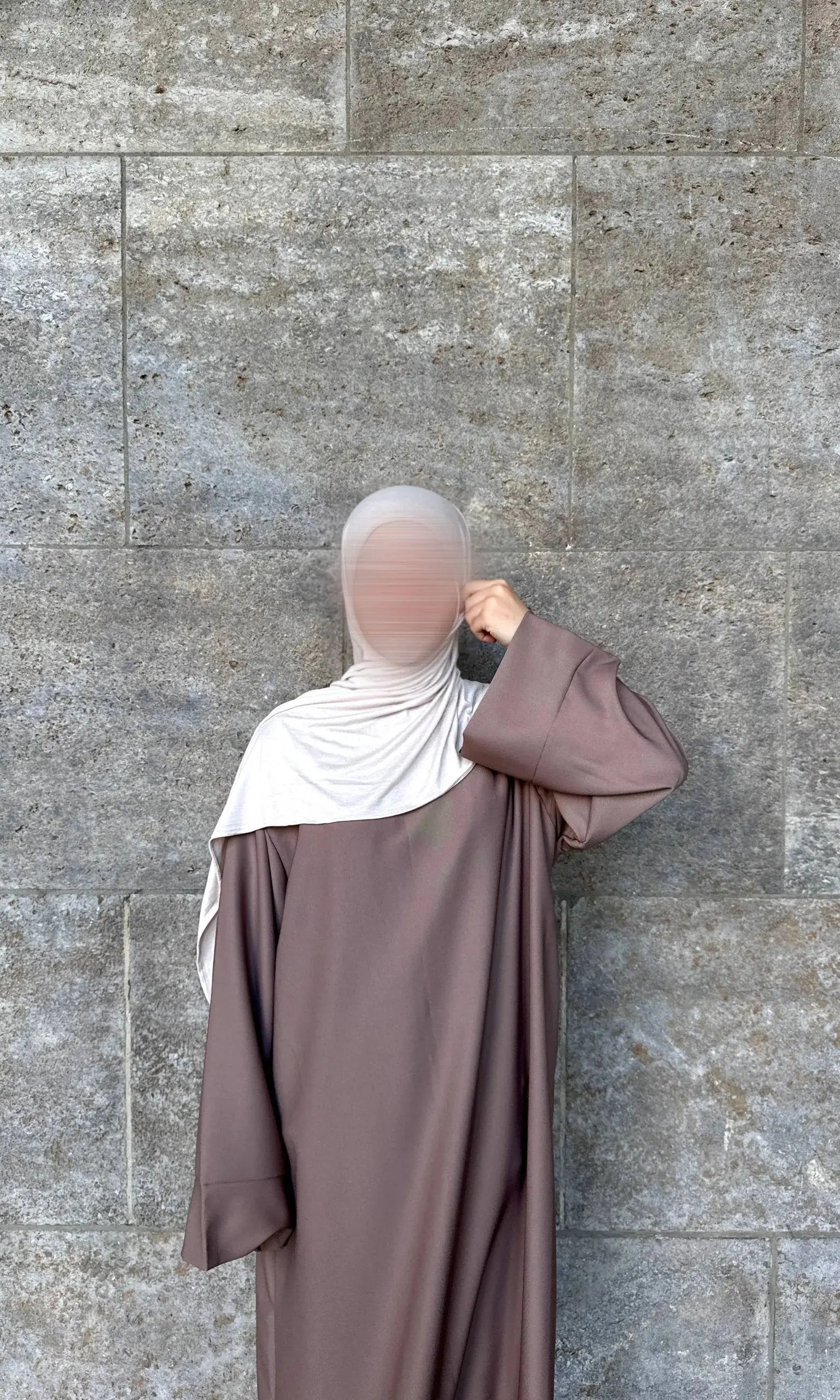 Taupefarbene Abaya aus Polyester mit weiten Ärmeln und lockerem Fall, Vorderansicht