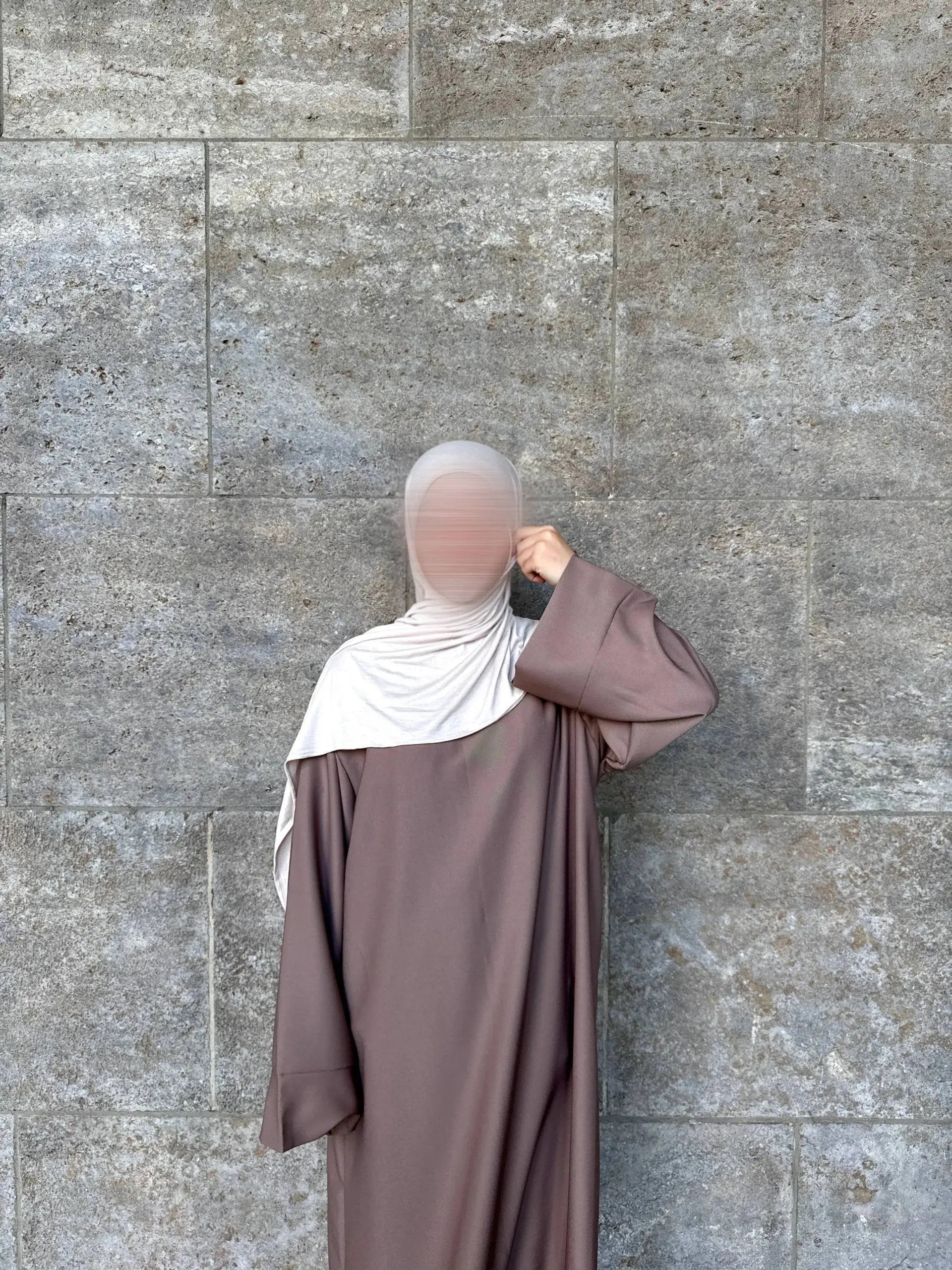 Taupefarbene Abaya aus Polyester mit weiten Ärmeln und lockerem Fall, Vorderansicht