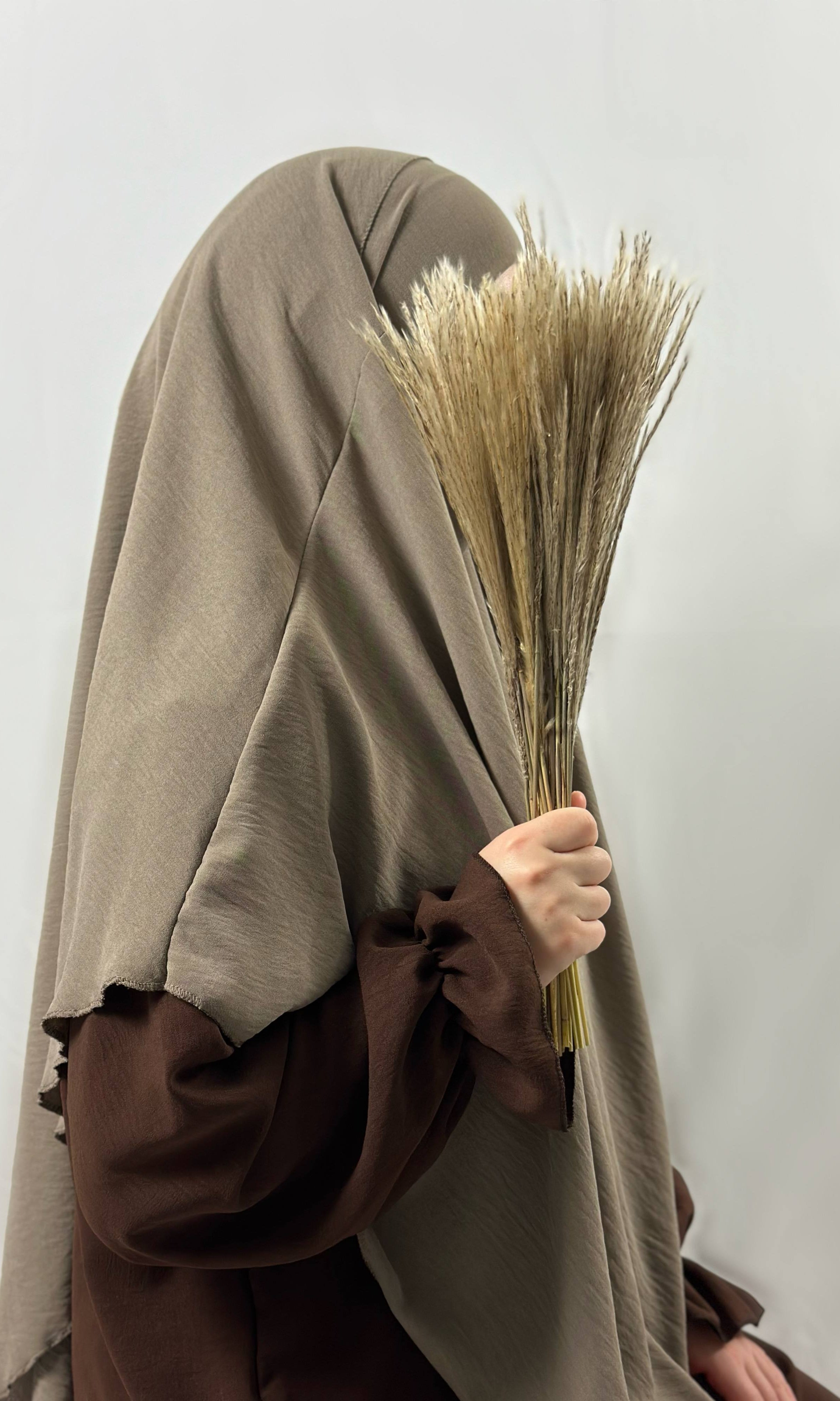 abaya mit rüschenärmeln in dunkelbraun, elastischer jazz-stoff, seitenansicht, nahes ärmel-detail