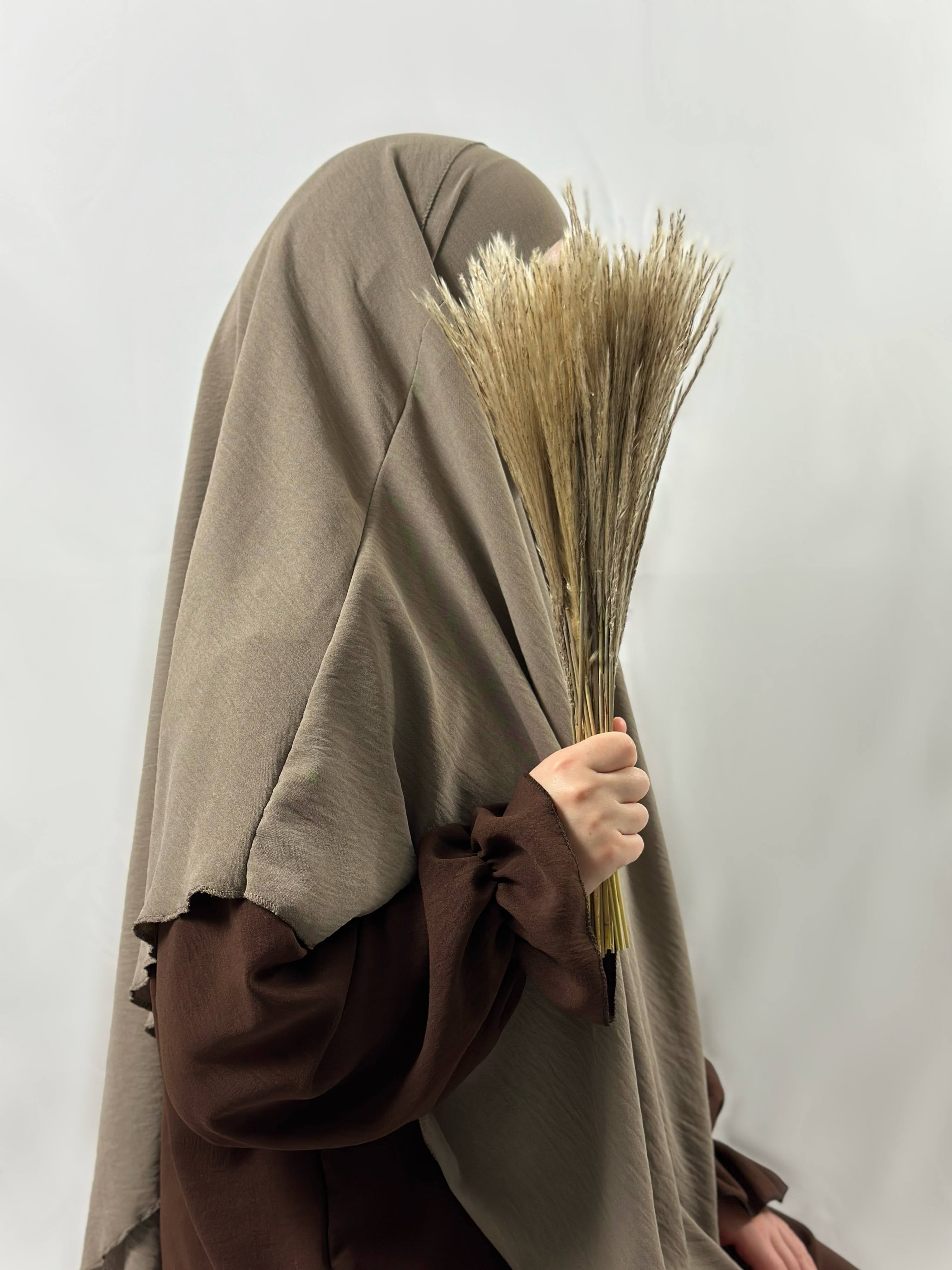 abaya mit rüschenärmeln in dunkelbraun, elastischer jazz-stoff, seitenansicht, nahes ärmel-detail