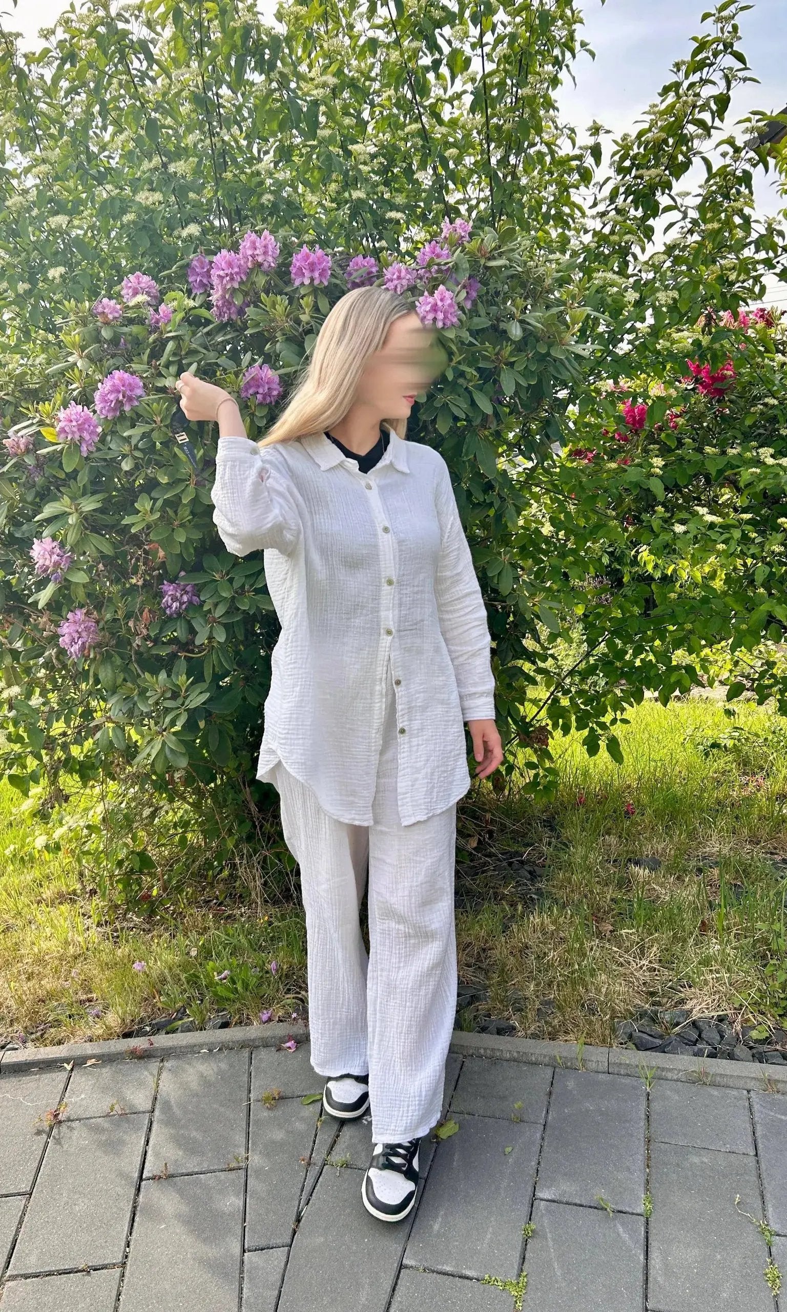 Weißer Musselin-Zweiteiler aus 100% Baumwolle mit langer Knopfleisten-Tunika und weiter Hose, Vorderansicht