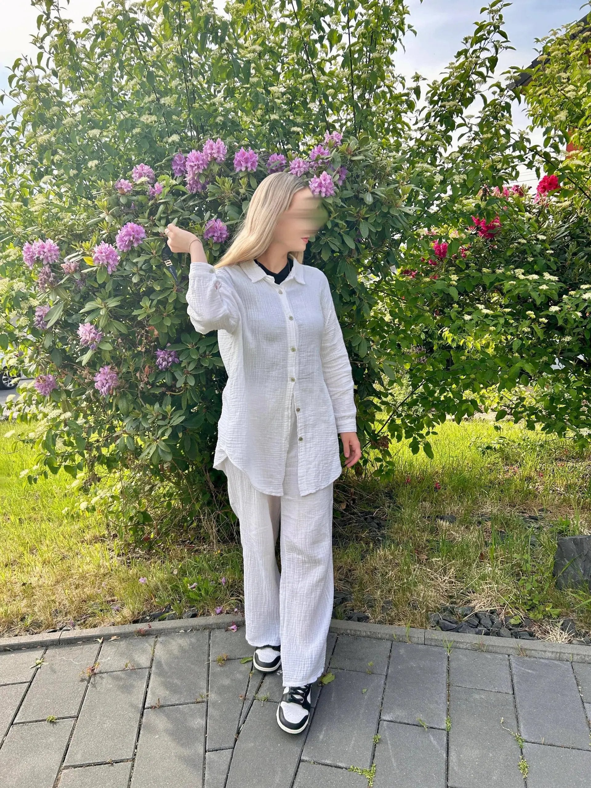 Weißer Musselin-Zweiteiler aus 100% Baumwolle mit langer Knopfleisten-Tunika und weiter Hose, Vorderansicht