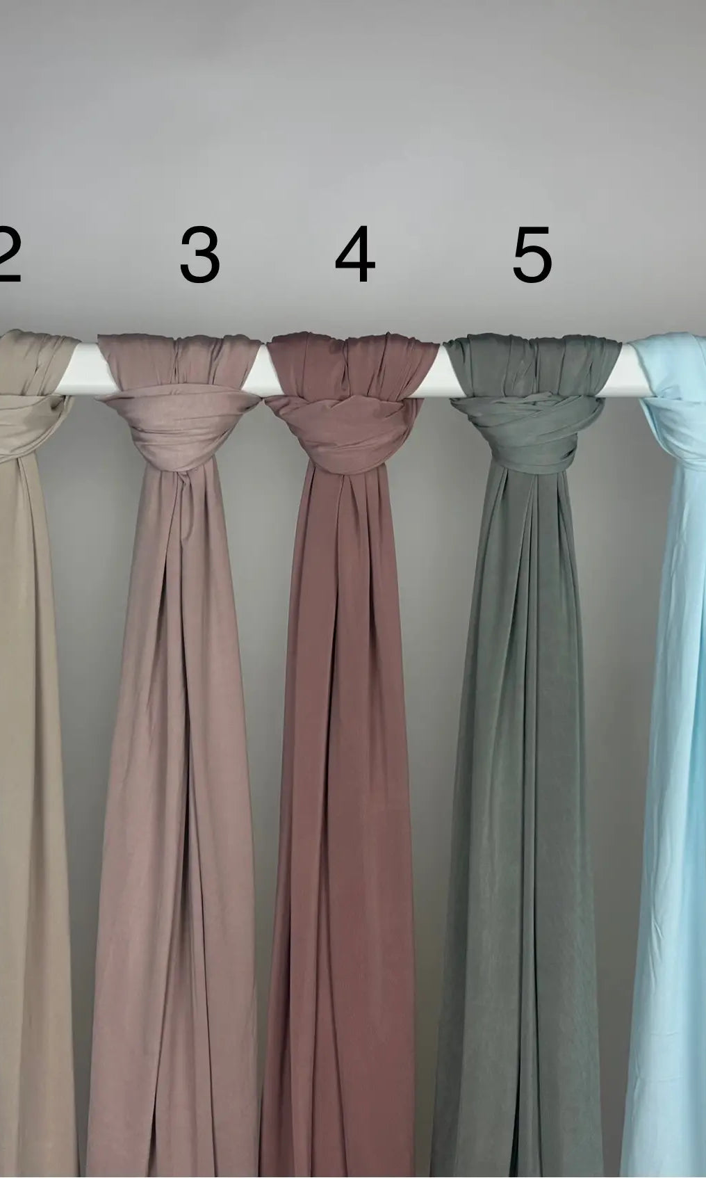 Mehrfarbiger Liquid-Jersey Hijab, shiny, rutschfest und atmungsaktiv, Modest Abaya Stil, hängend auf Stange, Frontansicht