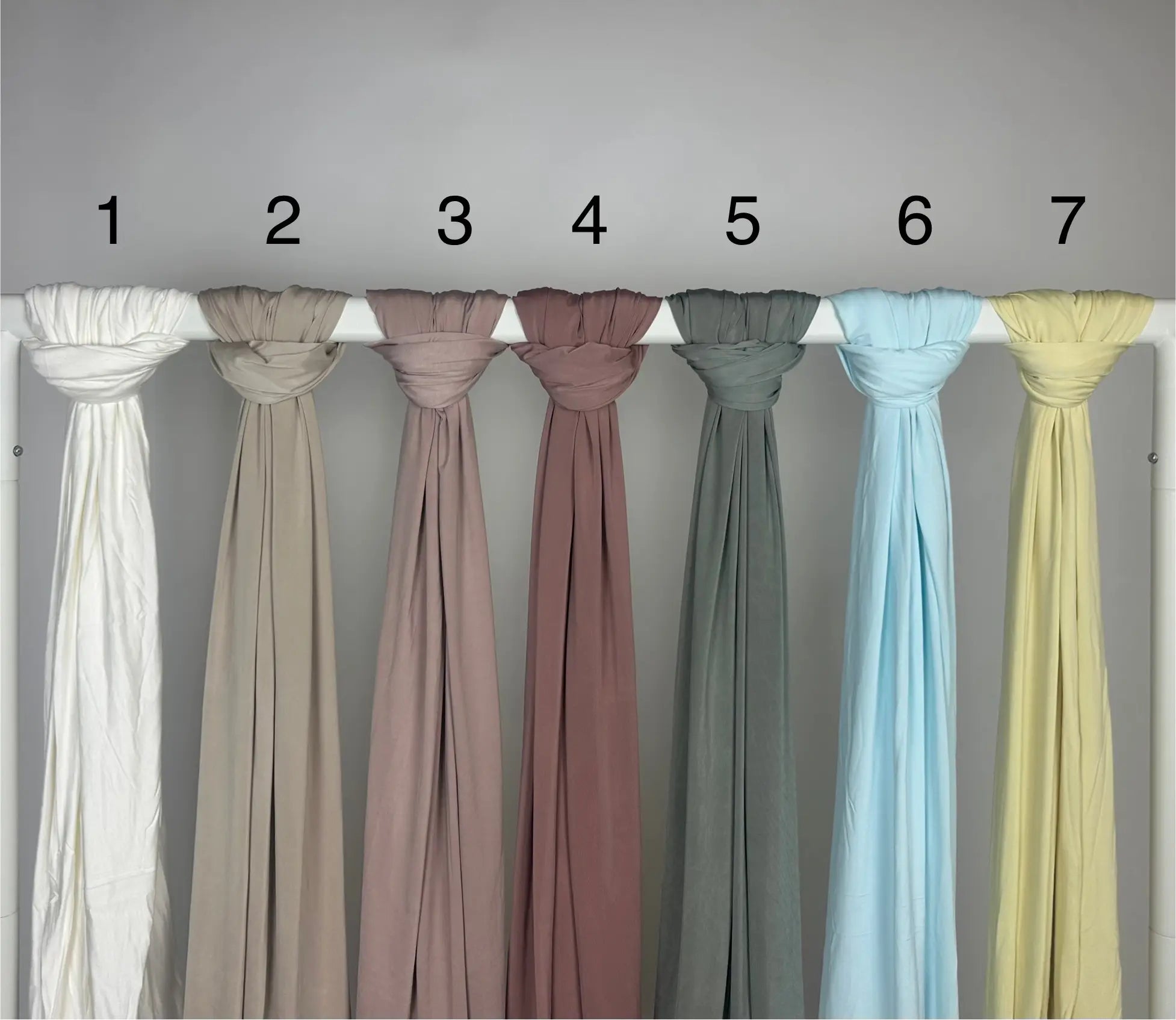 Mehrfarbiger Liquid-Jersey Hijab, shiny, rutschfest und atmungsaktiv, Modest Abaya Stil, hängend auf Stange, Frontansicht