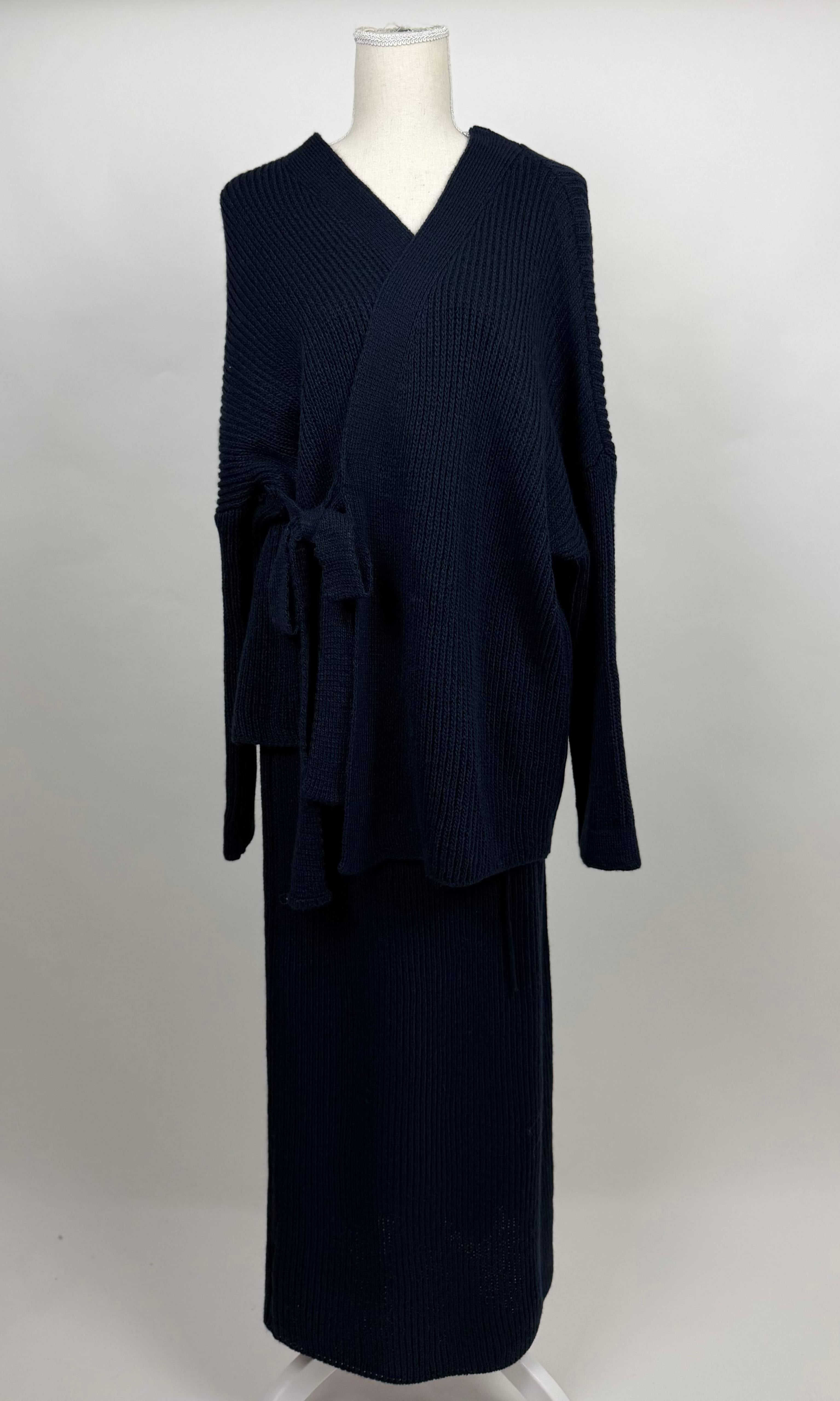 strick-zweiteiler aus 100% acryl mit oberteil und langem rock, frontansicht