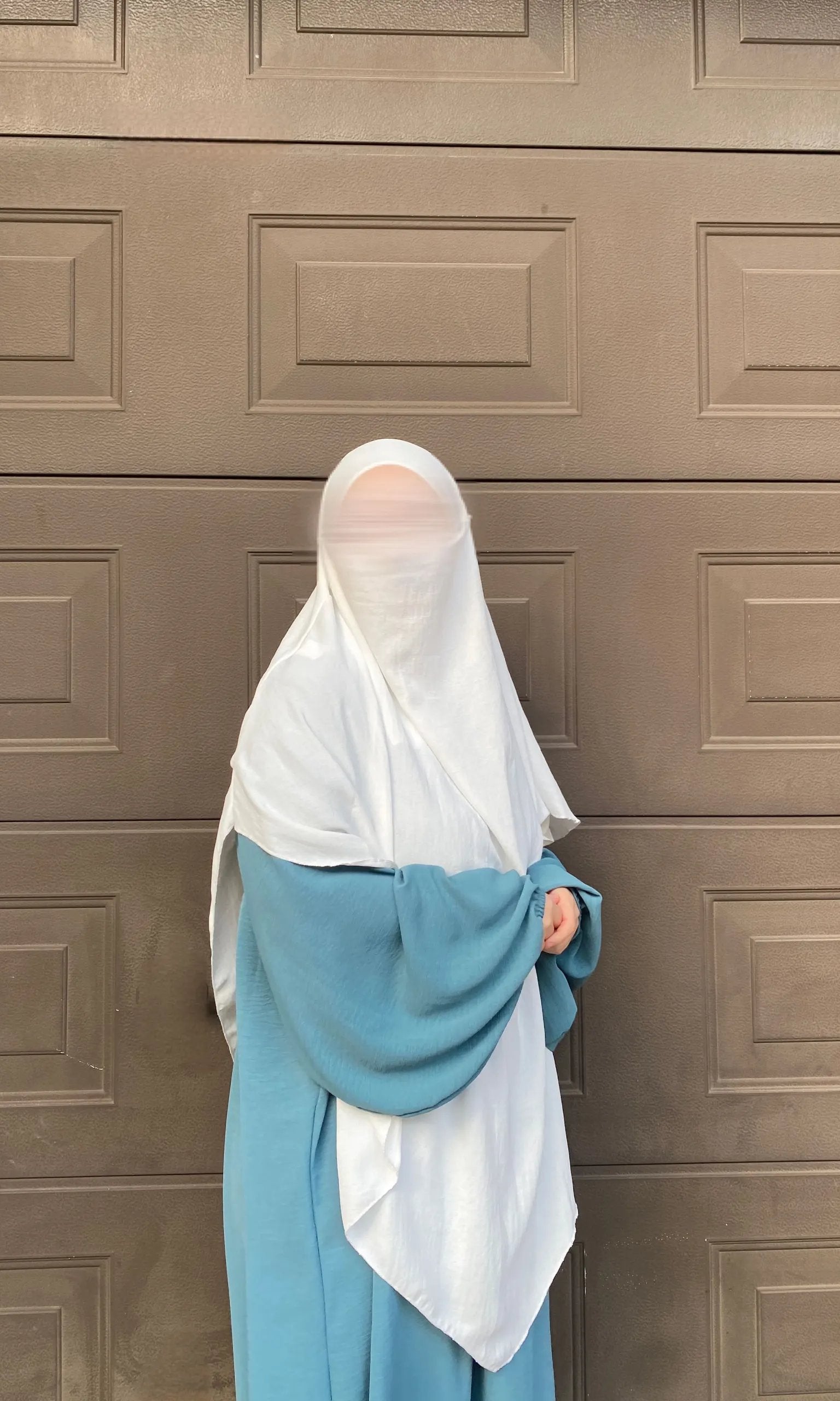 Eine schwarze Abaya aus Jazz-Stoff mit Ballonärmeln wird frontal gezeigt (Modest-Fashion).