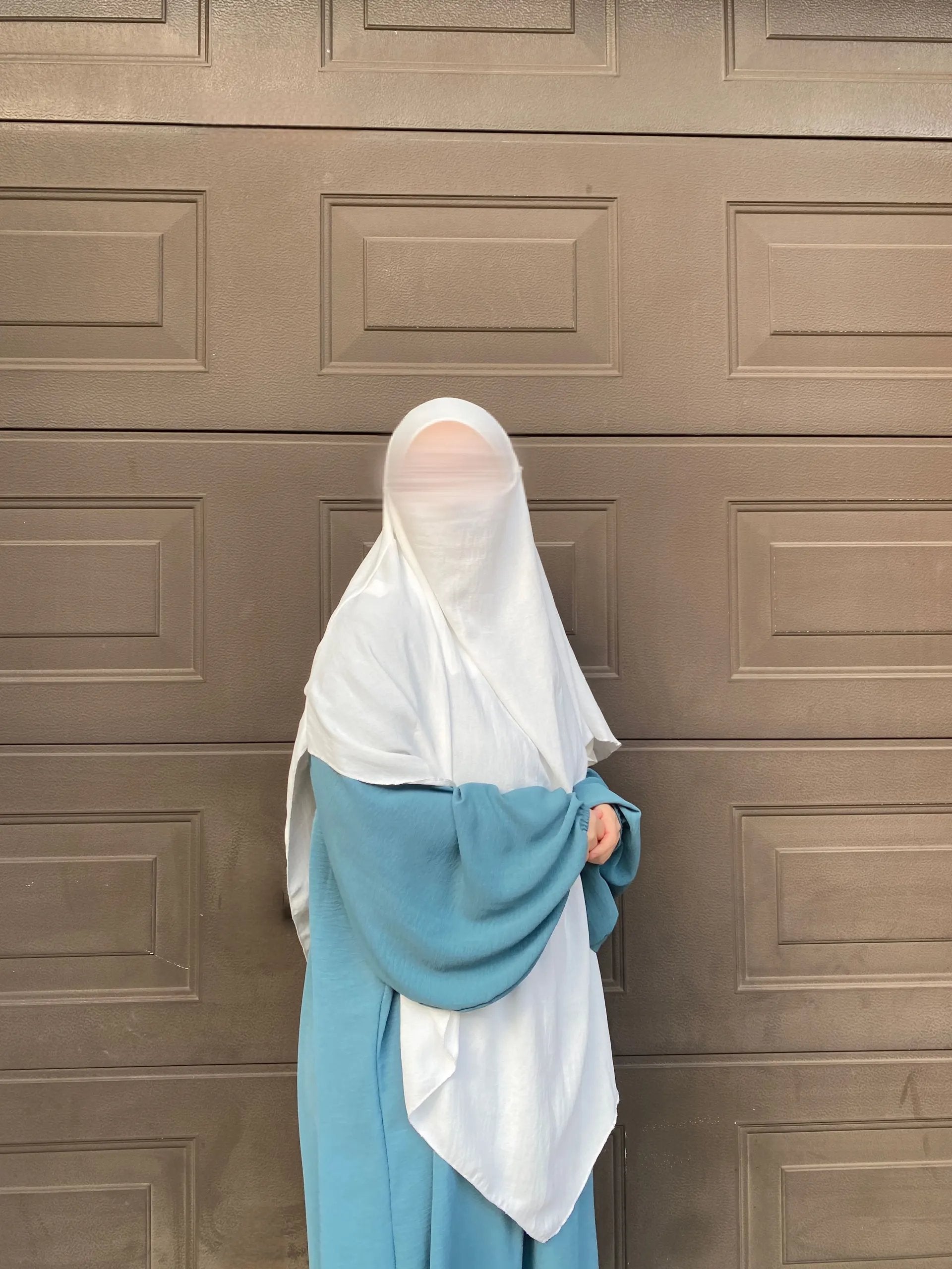 Eine schwarze Abaya aus Jazz-Stoff mit Ballonärmeln wird frontal gezeigt (Modest-Fashion).