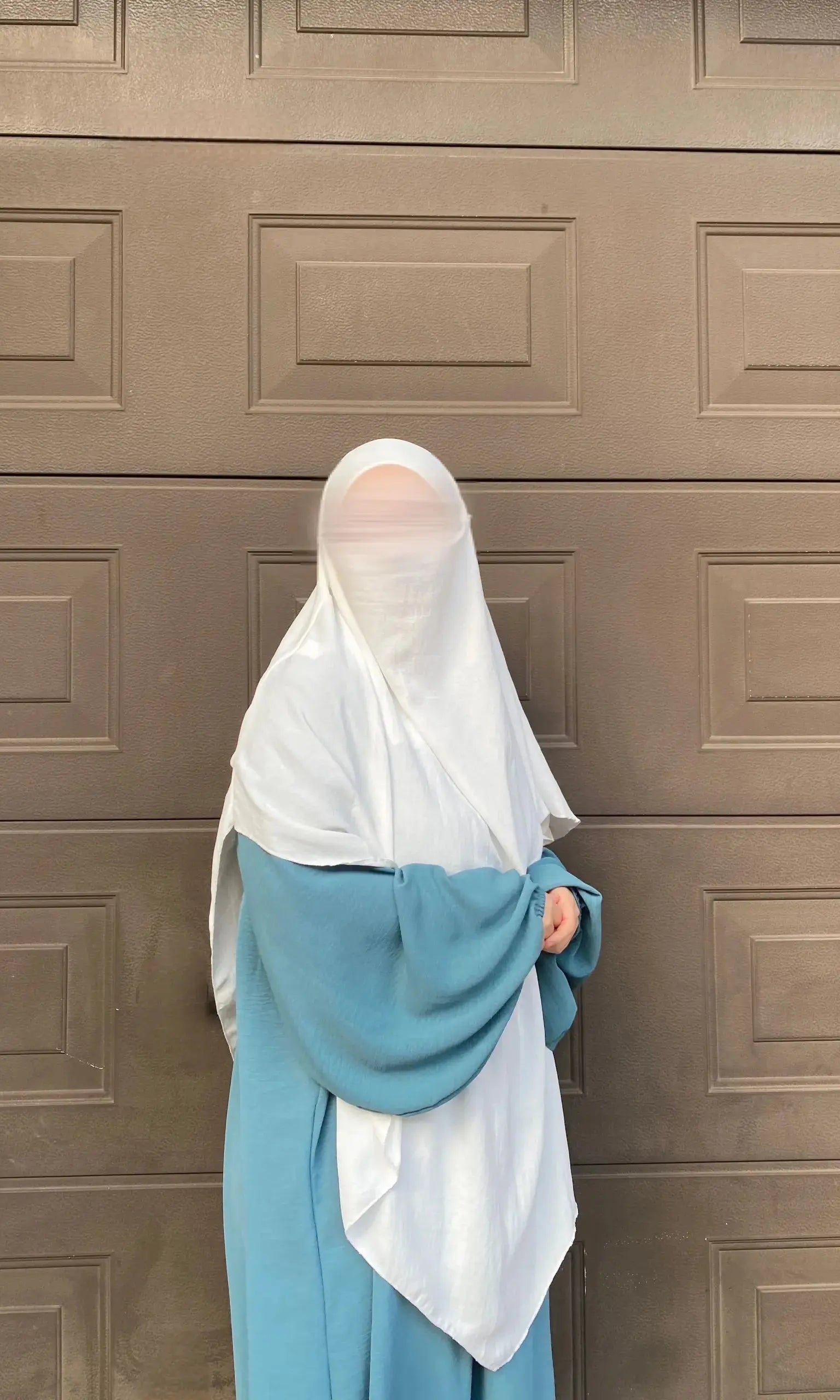 Eine schwarze Abaya aus Jazz-Stoff mit Ballonärmeln wird frontal gezeigt (Modest-Fashion).