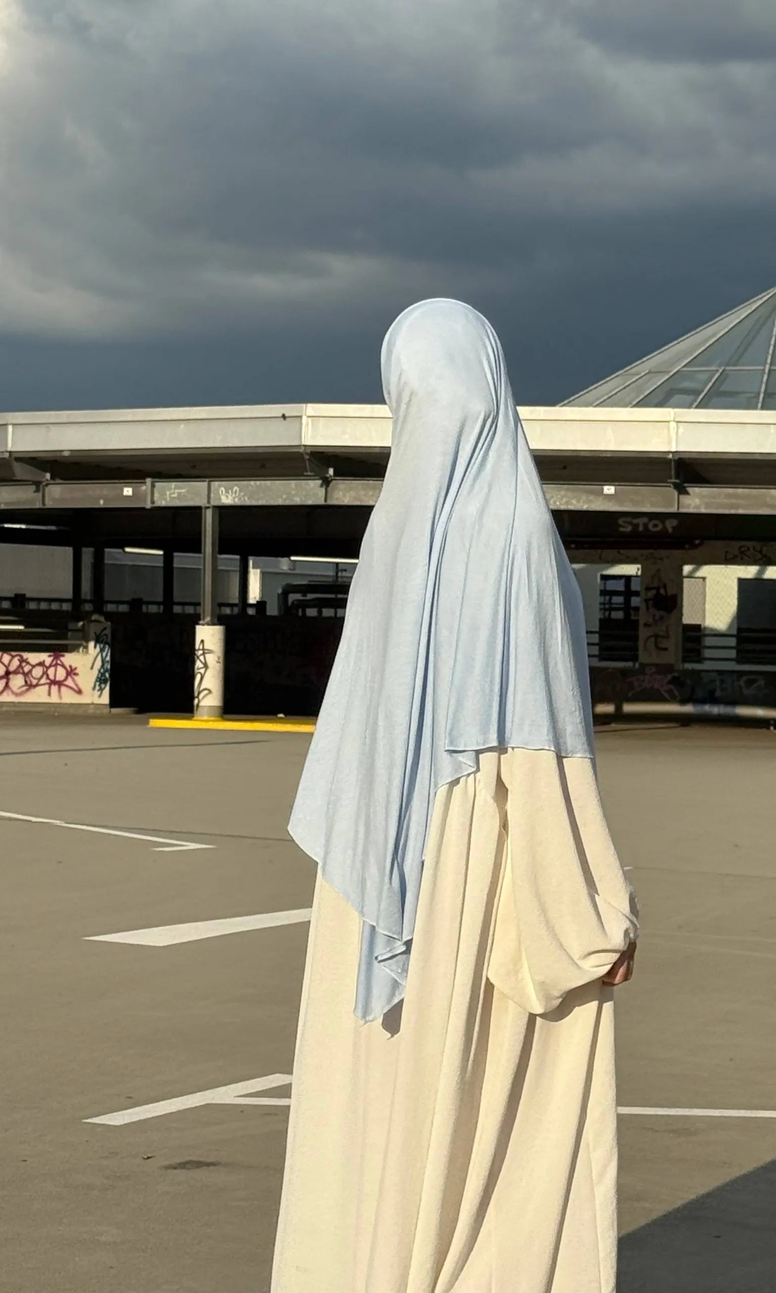 Der hellblaue Jersey Khimar aus Viskose und Elastan ist in seitlicher Rückenansicht zu sehen.
