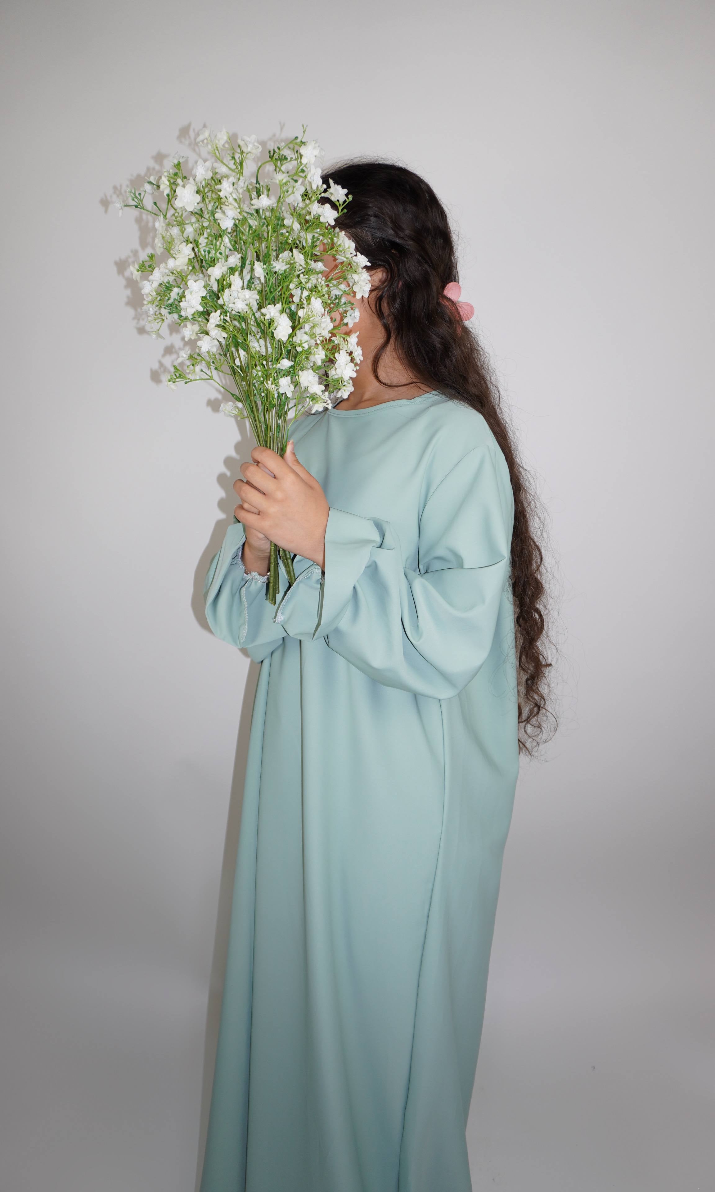 Abaya aus Medina-Seide in mintgrün mit Rüschenärmeln, Seitenansicht