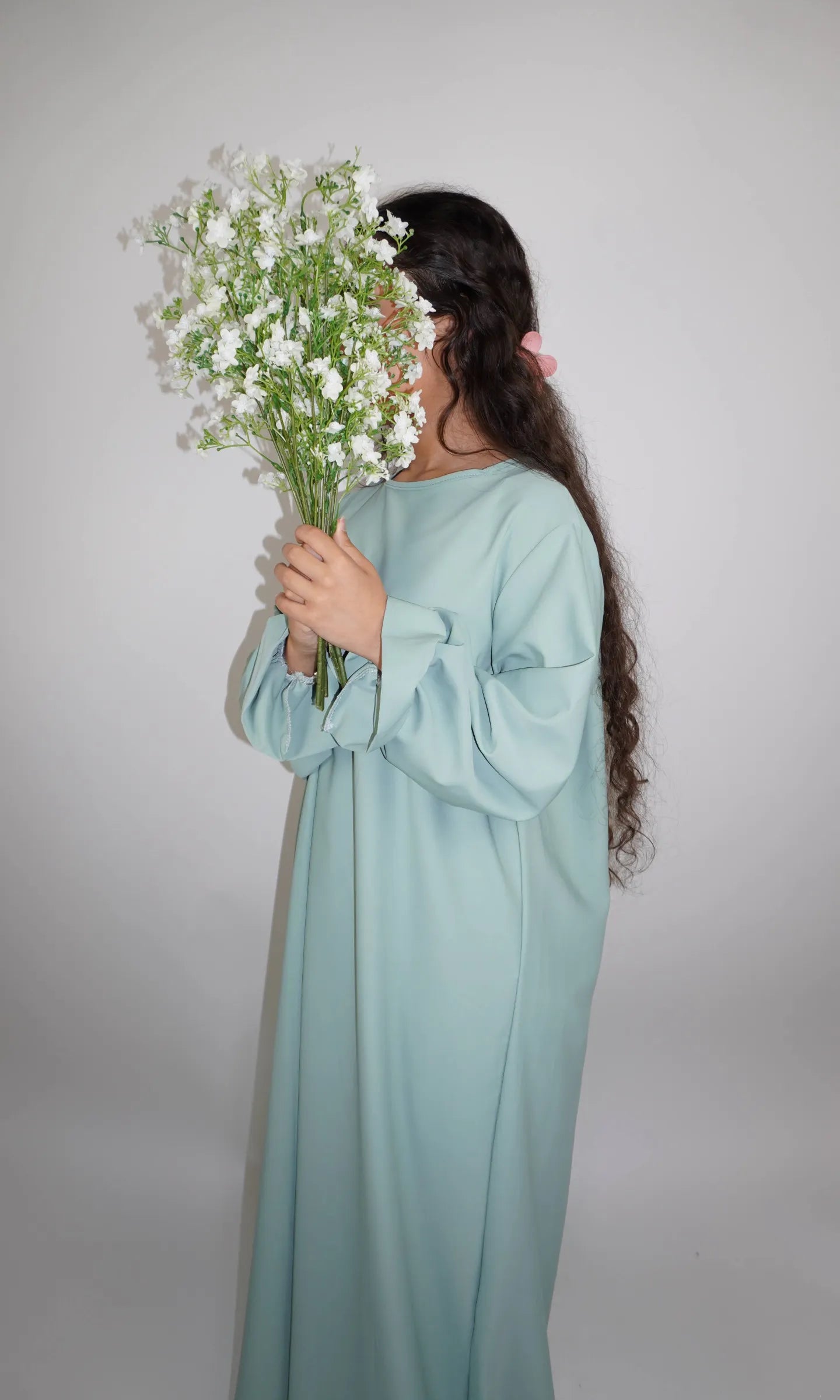 Abaya aus Medina-Seide in mintgrün mit Rüschenärmeln, Seitenansicht