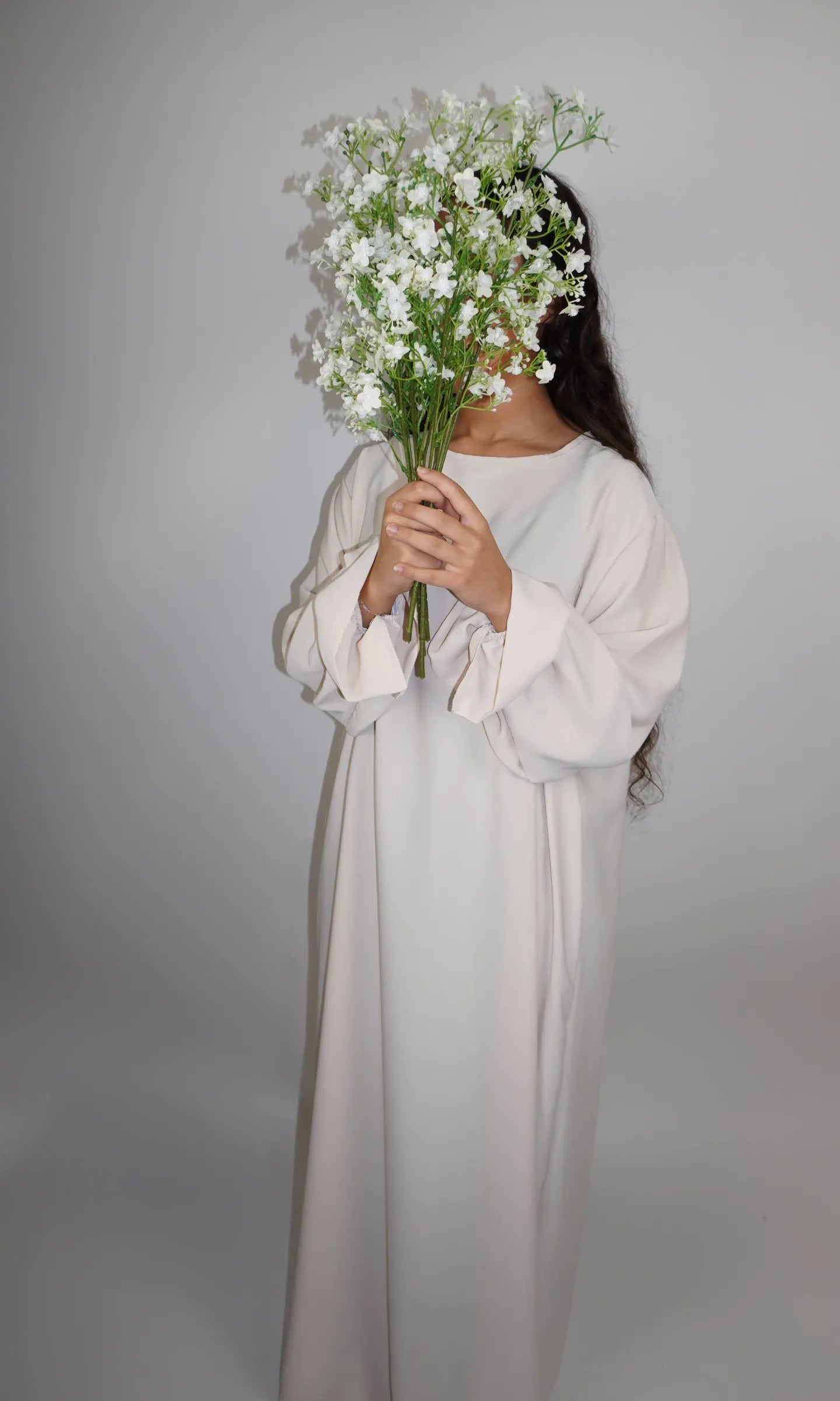 cremefarbene abaya aus medina seide mit rüschenärmeln, frontansicht