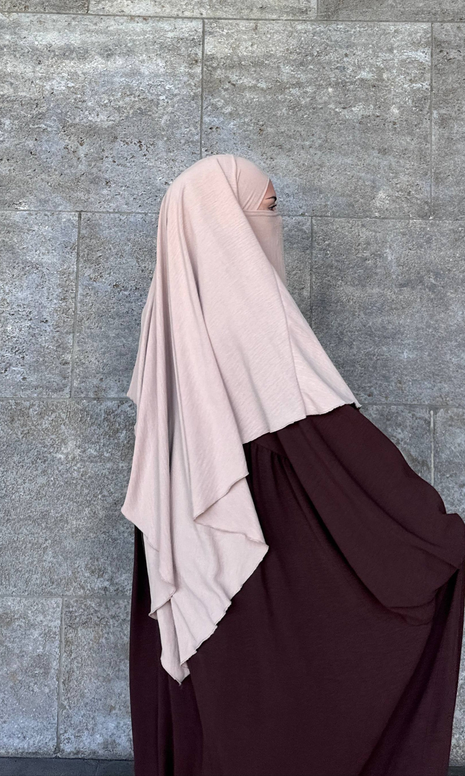 bordeauxrote abaya aus jazz stoff, weit fallend, mit beigefarbenem lagen-khimar, seitenansicht