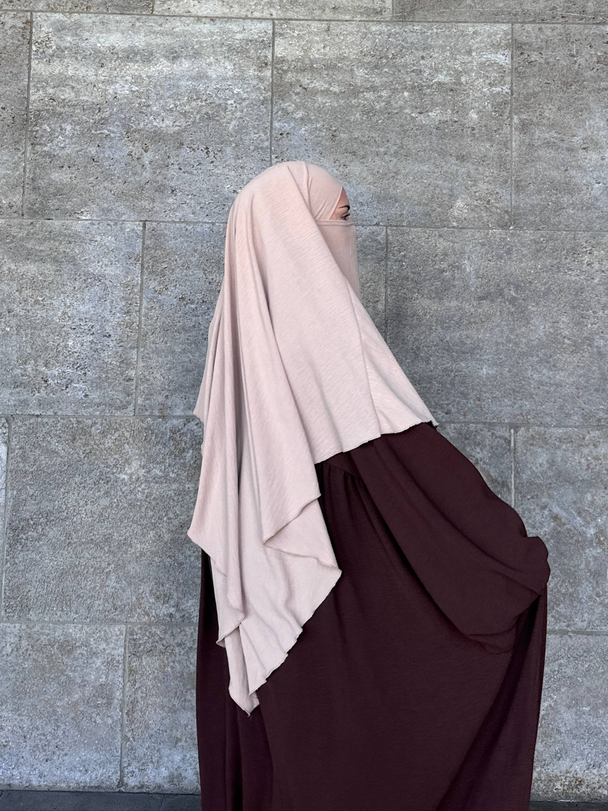 bordeauxrote abaya aus jazz stoff, weit fallend, mit beigefarbenem lagen-khimar, seitenansicht