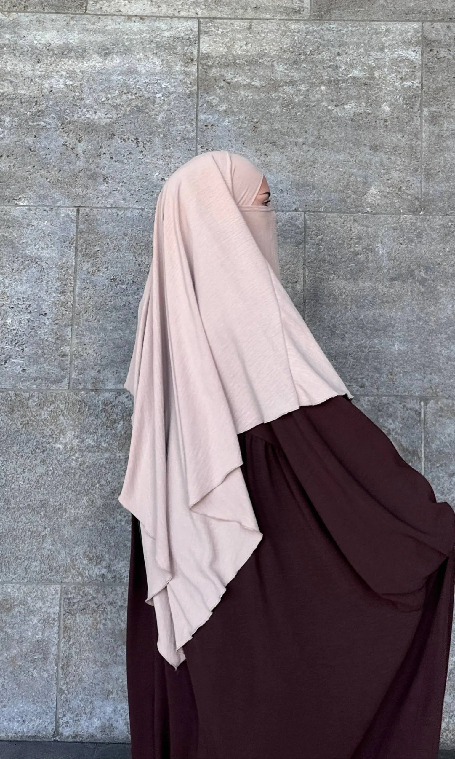 bordeauxrote abaya aus jazz stoff, weit fallend, mit beigefarbenem lagen-khimar, seitenansicht