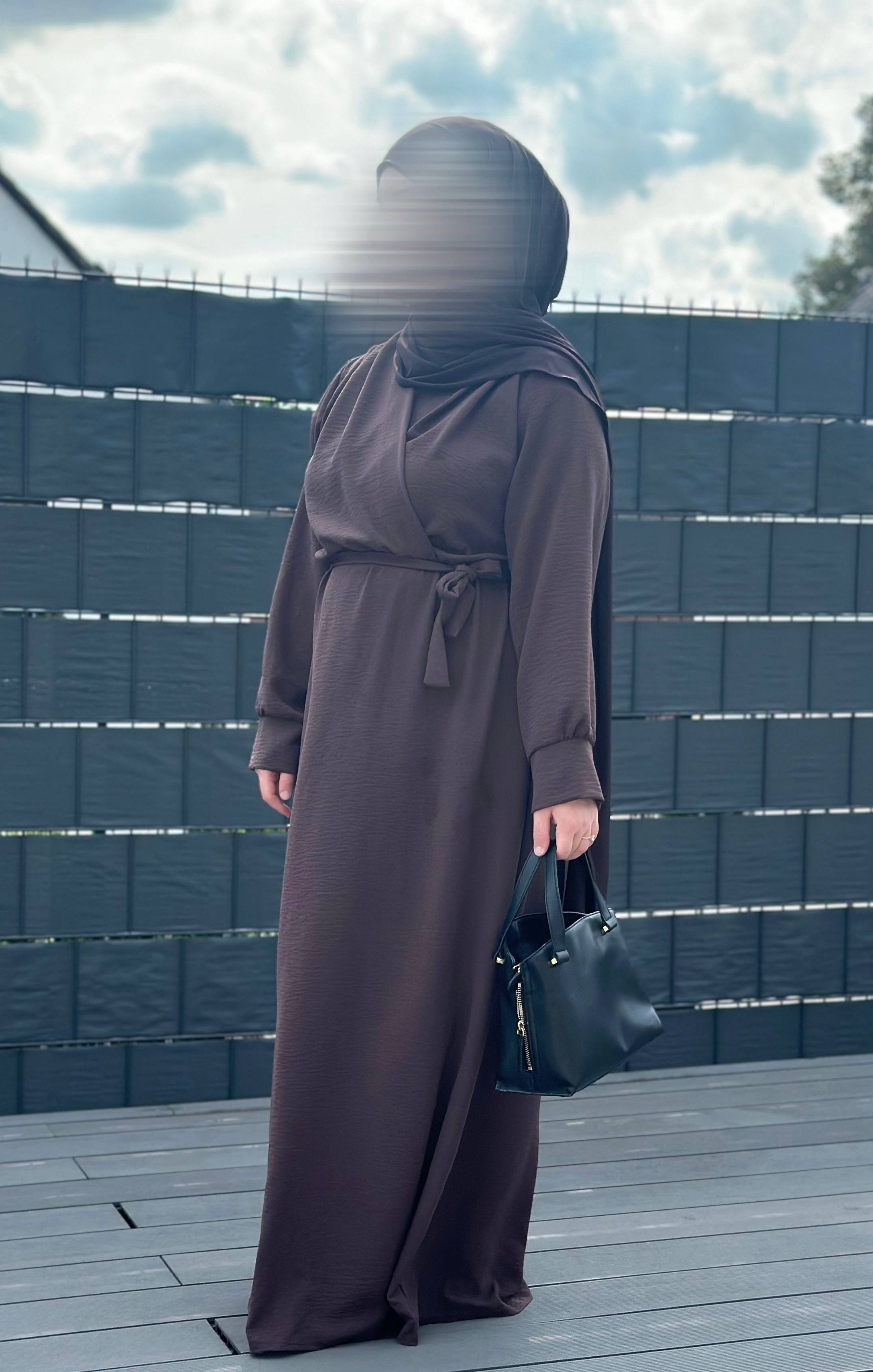 maxi-wickelkleid in dunkelbraunem jazzstoff mit bindegürtel, lange ärmel, frontansicht