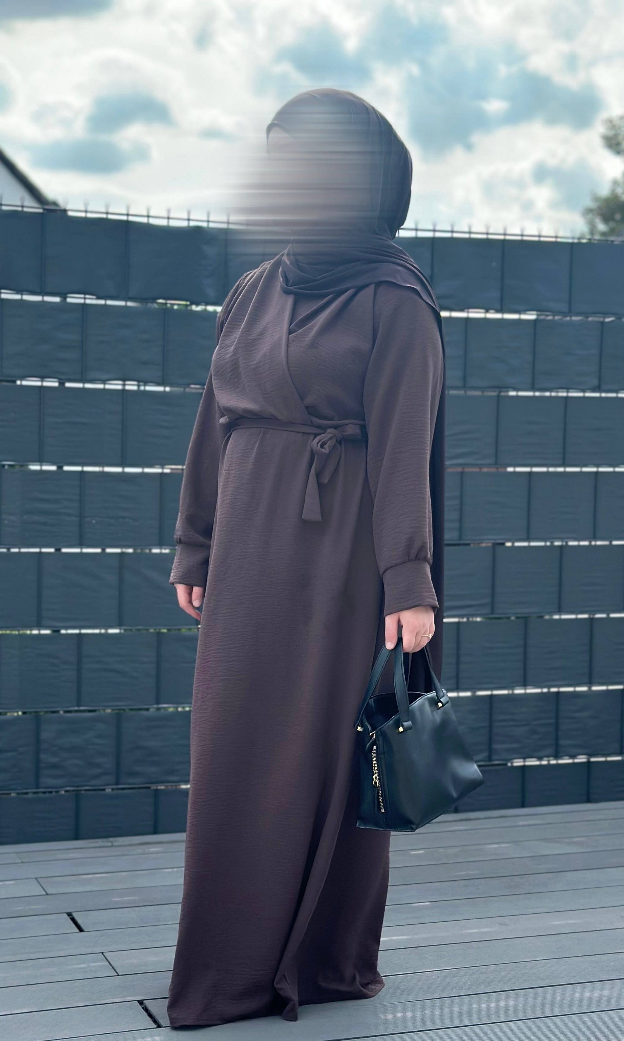 maxi-wickelkleid in dunkelbraunem jazzstoff mit bindegürtel, lange ärmel, frontansicht