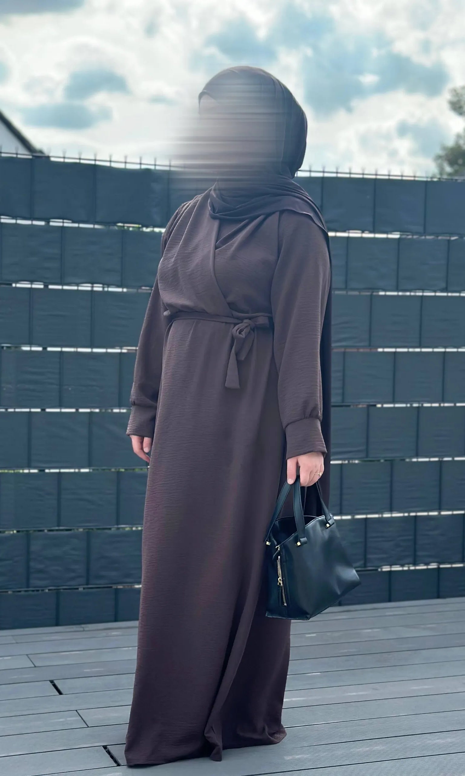 maxi-wickelkleid in dunkelbraunem jazzstoff mit bindegürtel, lange ärmel, frontansicht