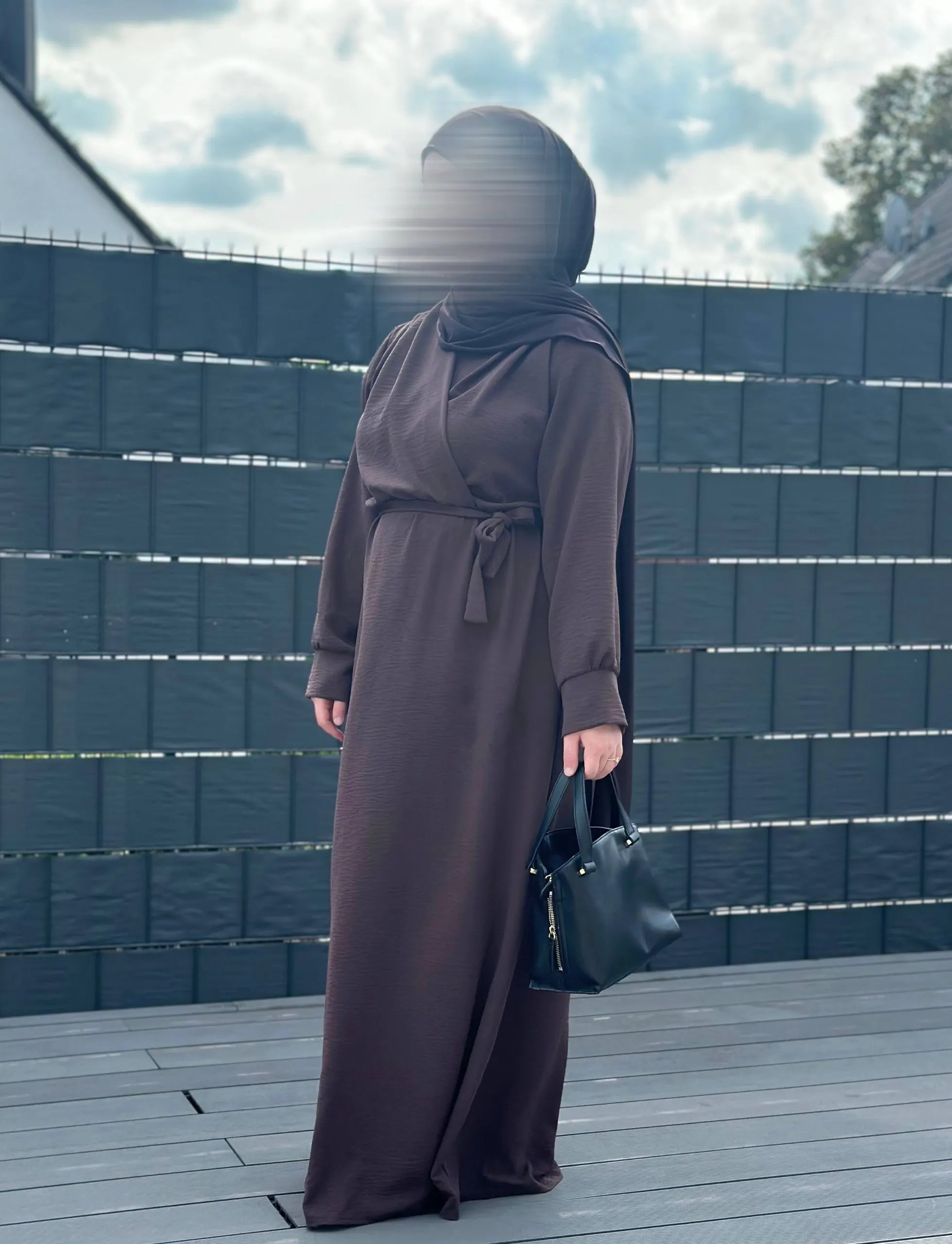 maxi-wickelkleid in dunkelbraunem jazzstoff mit bindegürtel, lange ärmel, frontansicht