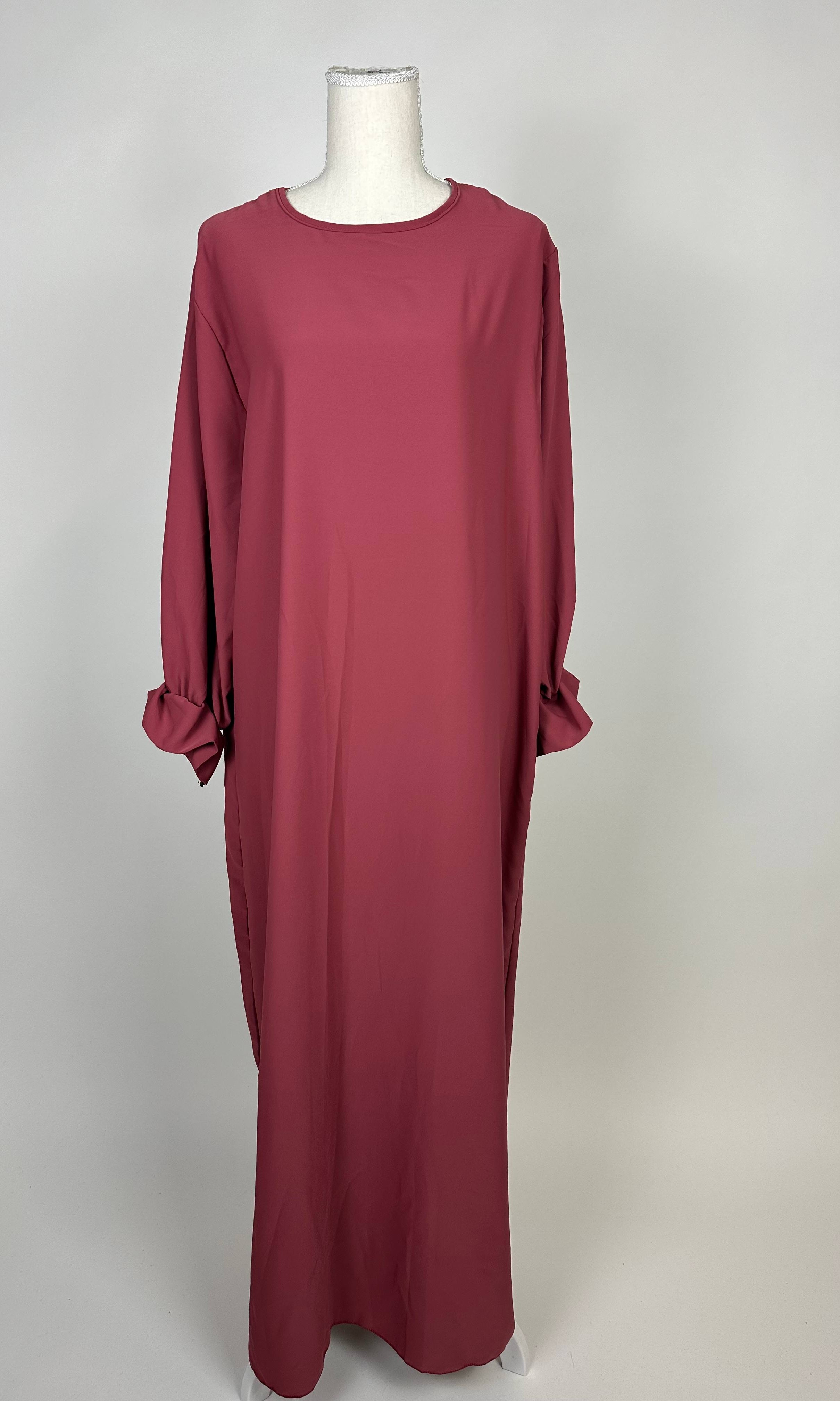 Bordeauxrote Abaya aus Medina-Seide mit Rüschenärmeln, Vorderansicht