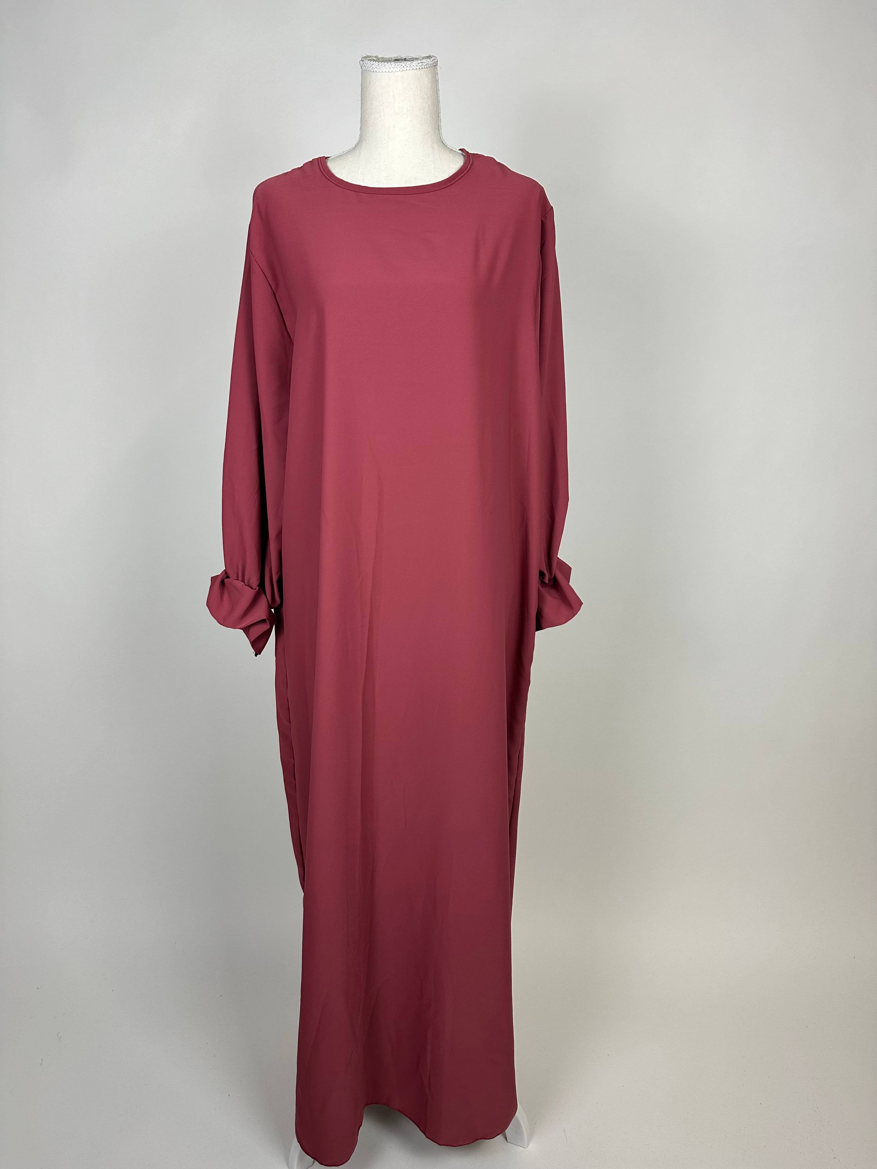 Bordeauxrote Abaya aus Medina-Seide mit Rüschenärmeln, Vorderansicht