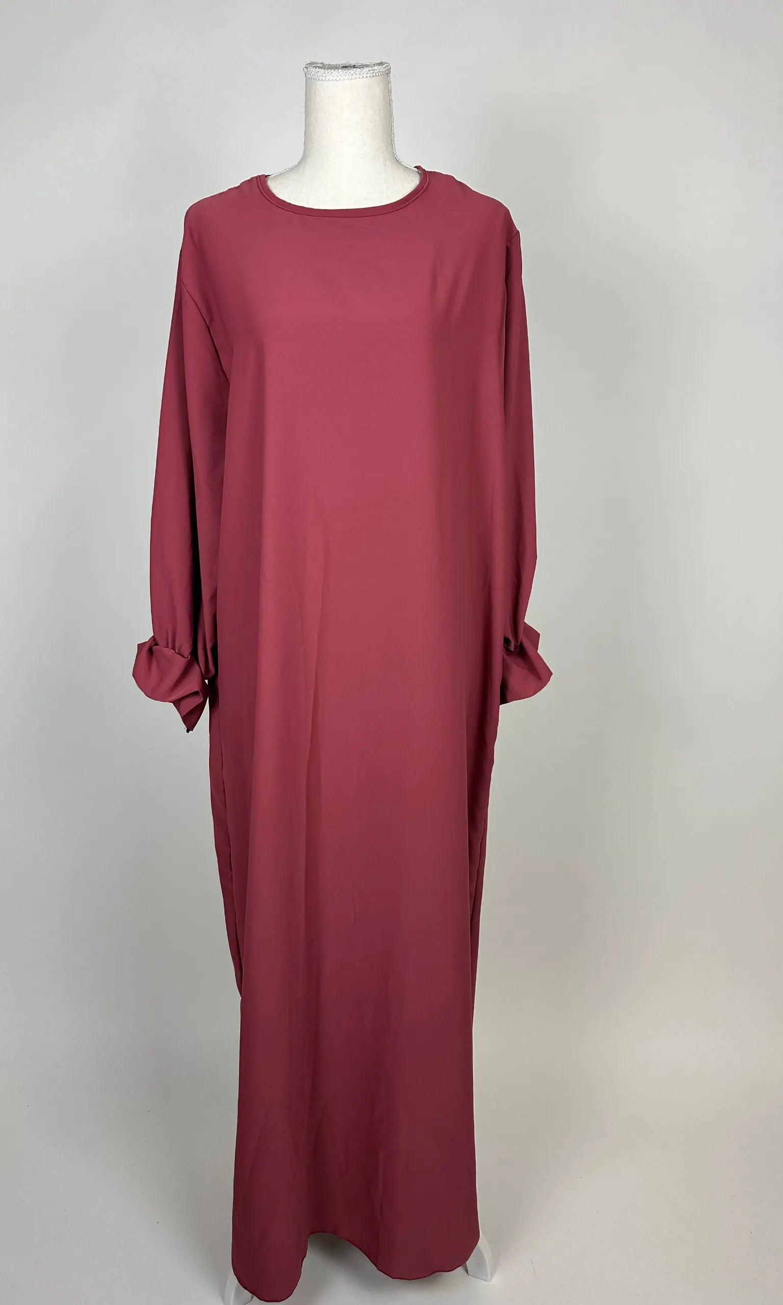 Bordeauxrote Abaya aus Medina-Seide mit Rüschenärmeln, Vorderansicht