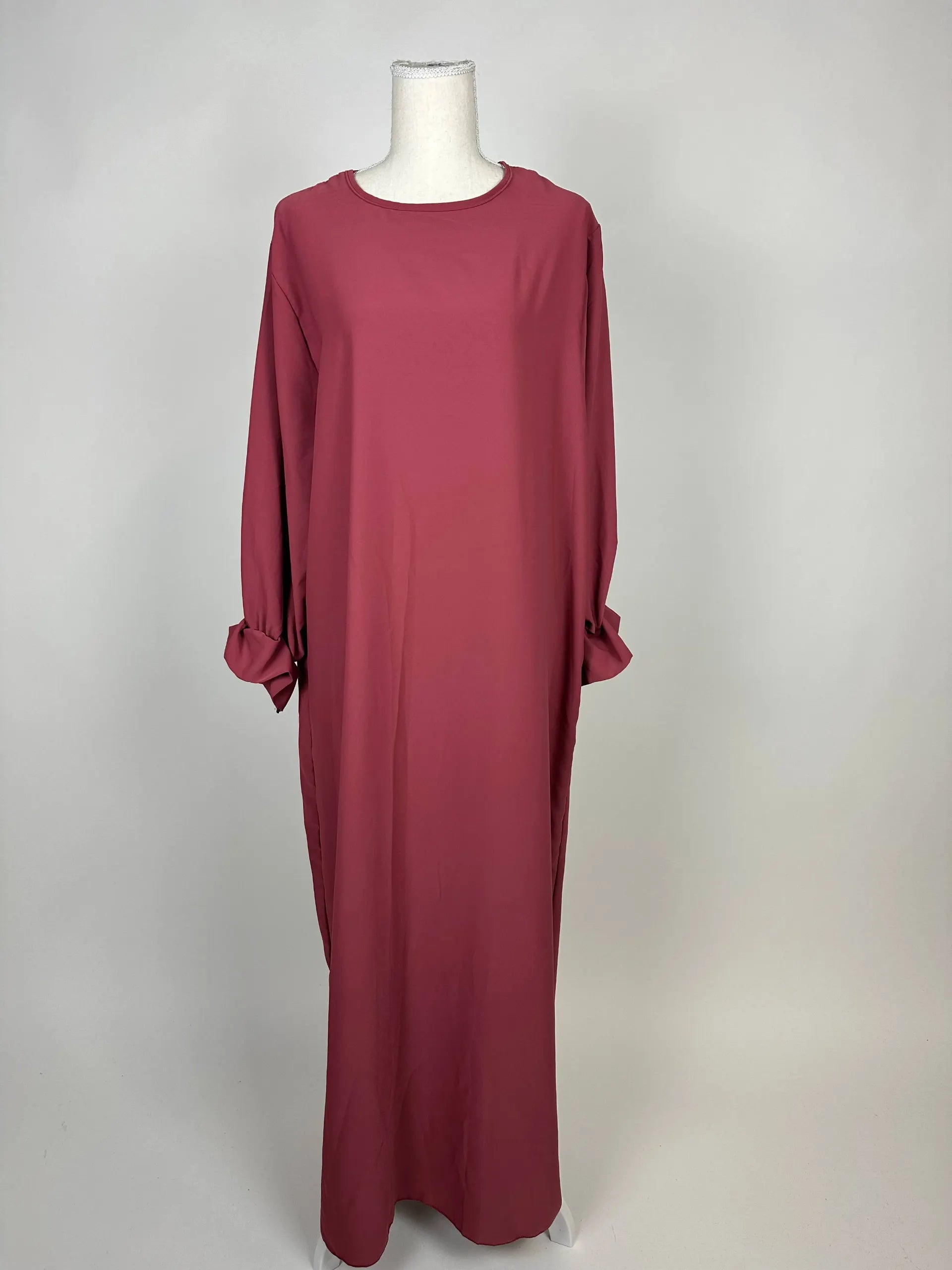 Bordeauxrote Abaya aus Medina-Seide mit Rüschenärmeln, Vorderansicht