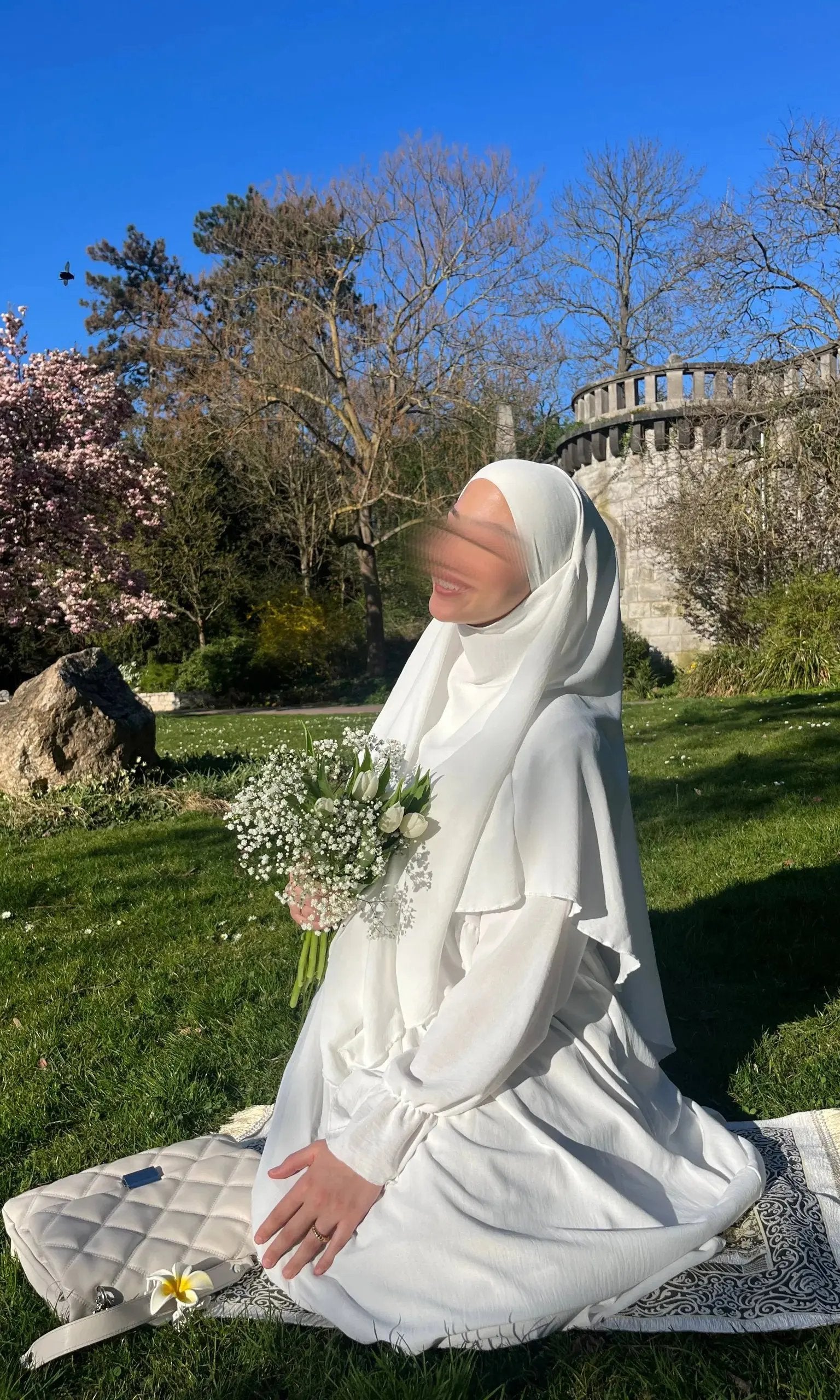 weißes abaya-khimar-set mit ballonärmeln und lagen-khimar aus fließendem stoff, seitenansicht