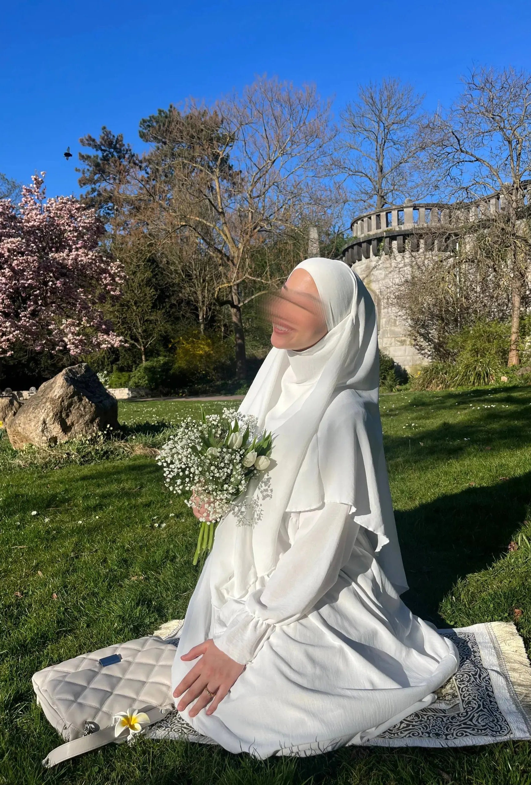 weißes abaya-khimar-set mit ballonärmeln und lagen-khimar aus fließendem stoff, seitenansicht