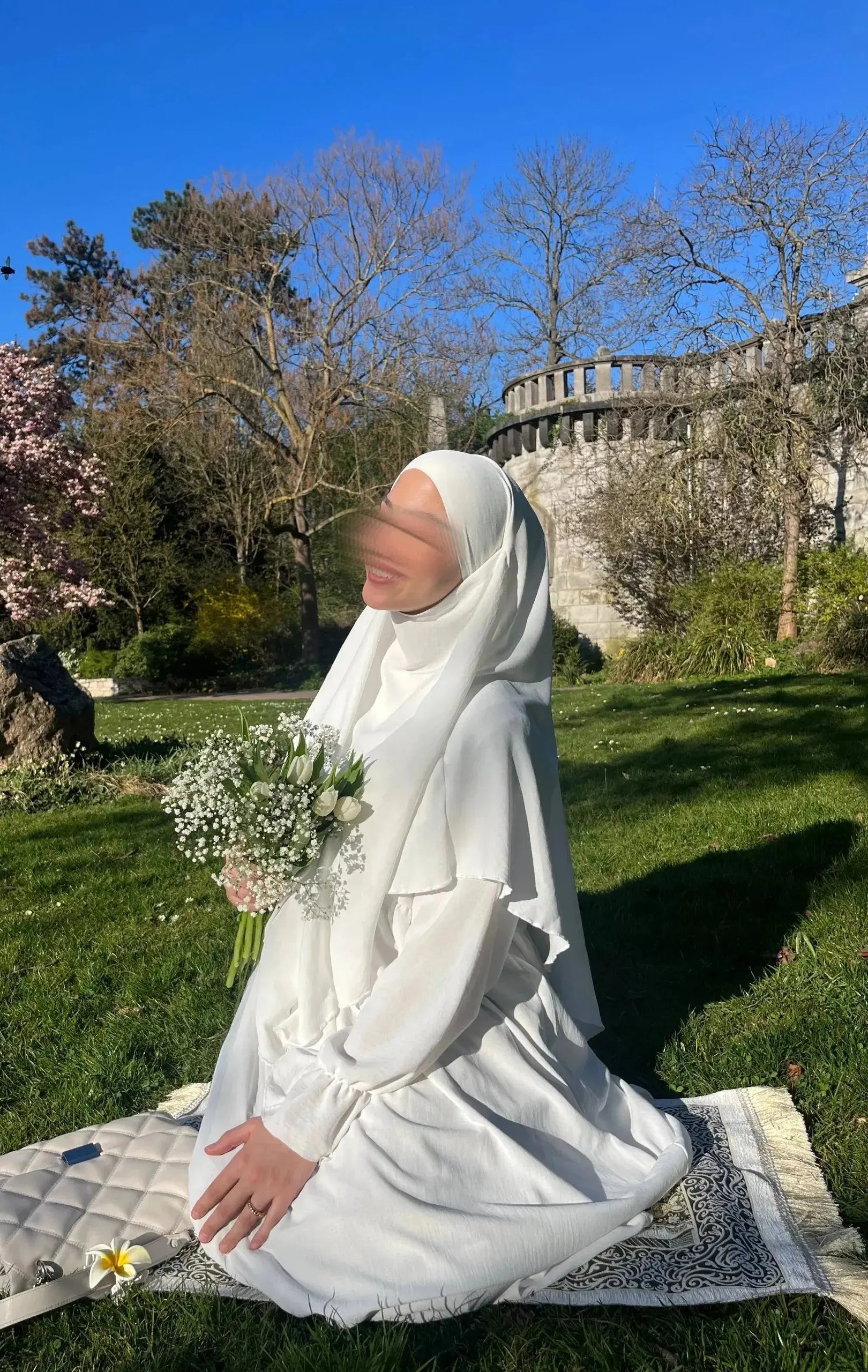 weißes abaya-khimar-set mit ballonärmeln und lagen-khimar aus fließendem stoff, seitenansicht