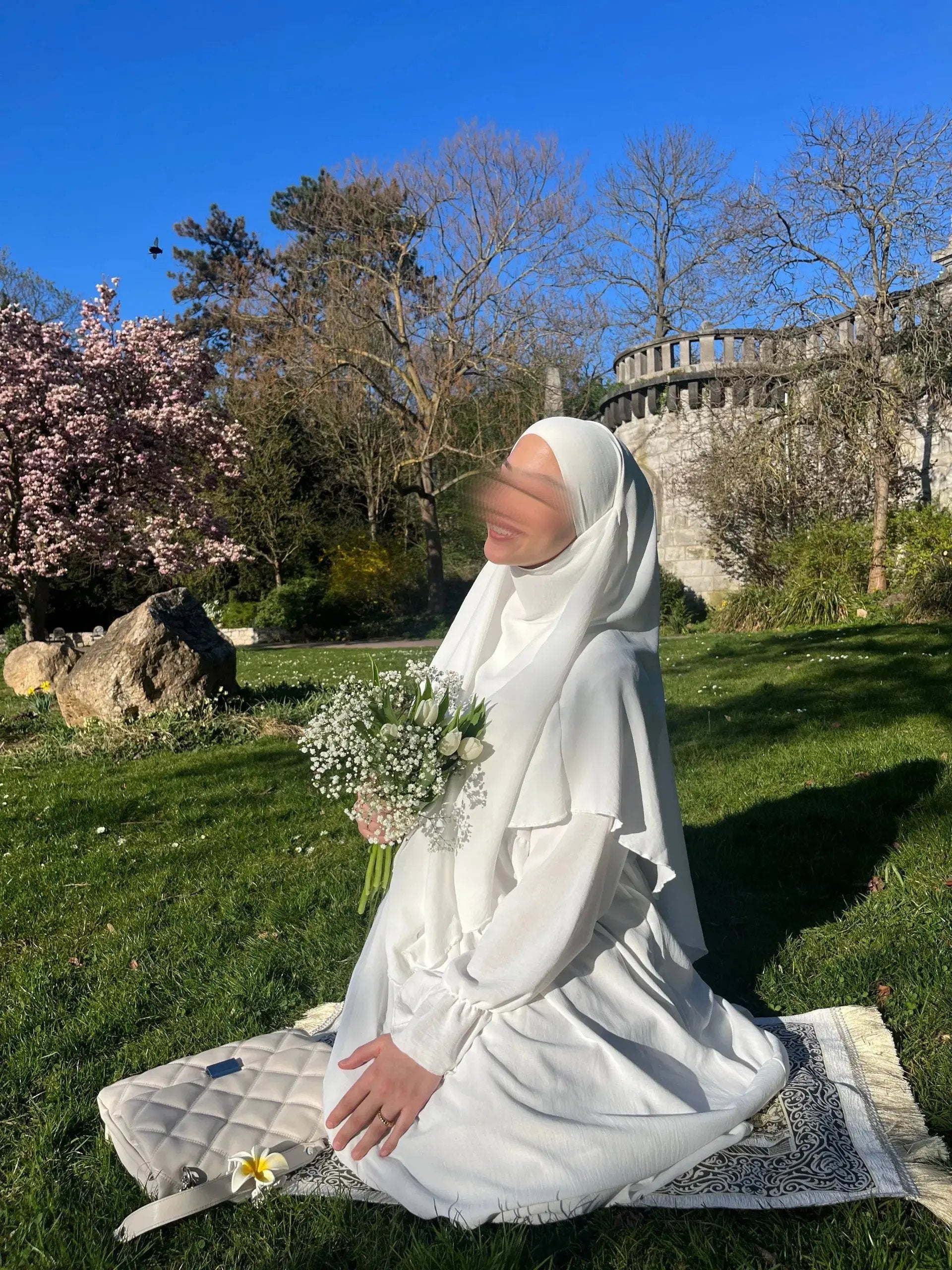 weißes abaya-khimar-set mit ballonärmeln und lagen-khimar aus fließendem stoff, seitenansicht