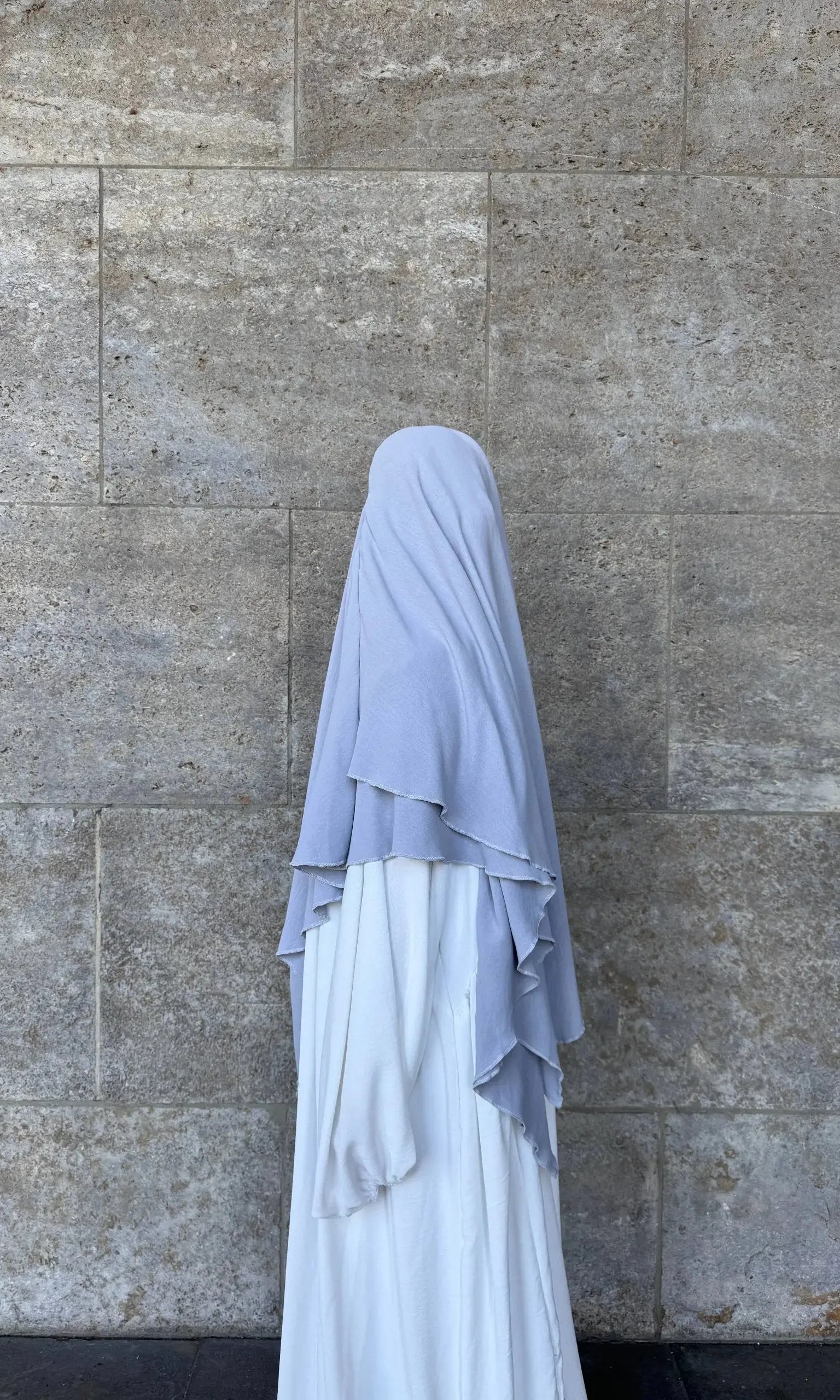 weiße abaya aus jazz-stoff, weiter fall, mit grauem, mehrlagigem khimar, seitenansicht